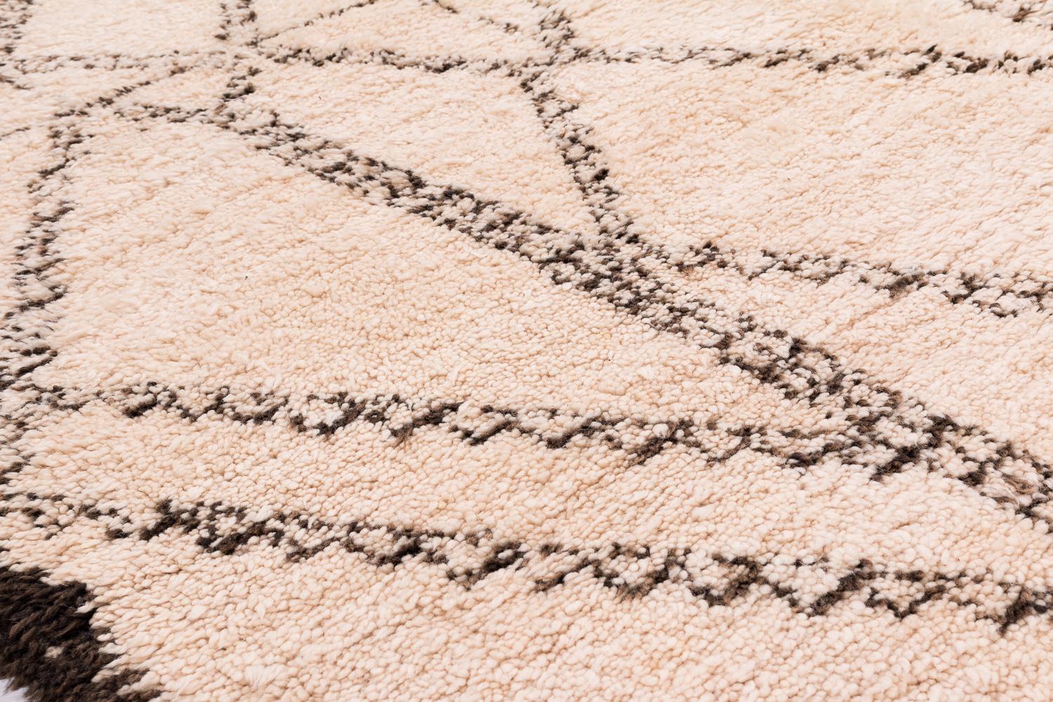 Sammelbare Mitte des Jahrhunderts Weiß und Brown Antike Wolle Marokkanische Shag Area Rug im Angebot 5