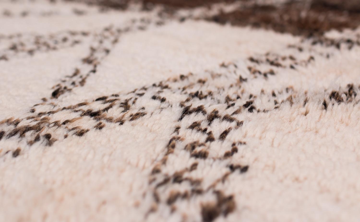 Sammelbare Mitte des Jahrhunderts Weiß und Brown Antike Wolle Marokkanische Shag Area Rug im Angebot 1