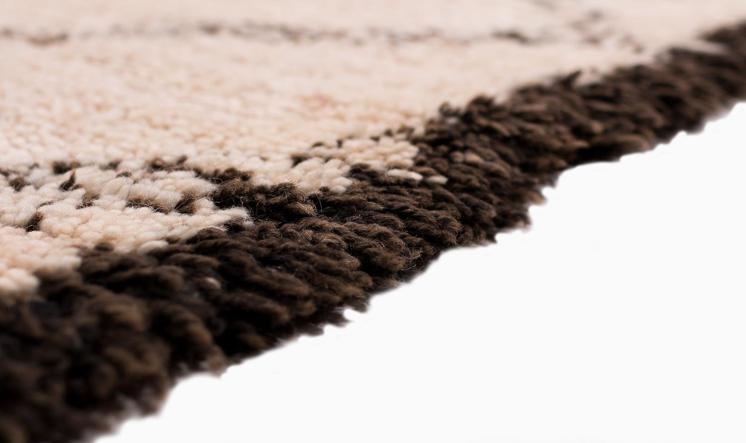 Sammelbare Mitte des Jahrhunderts Weiß und Brown Antike Wolle Marokkanische Shag Area Rug im Angebot 6