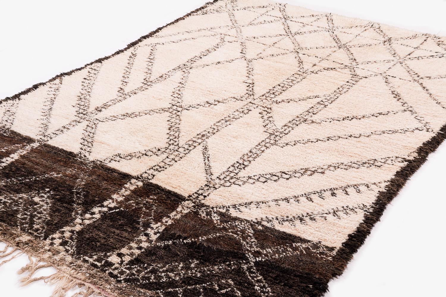 Dieser antike marokkanische Vintage-Teppich ist einzigartig und selten in seiner Designkomposition. Es ist ein Sammlerstück, weil es ein sehr seltenes Beispiel für eine Farbumkehrung ist. Der obere Teil hat einen braunen Hintergrund mit weißem