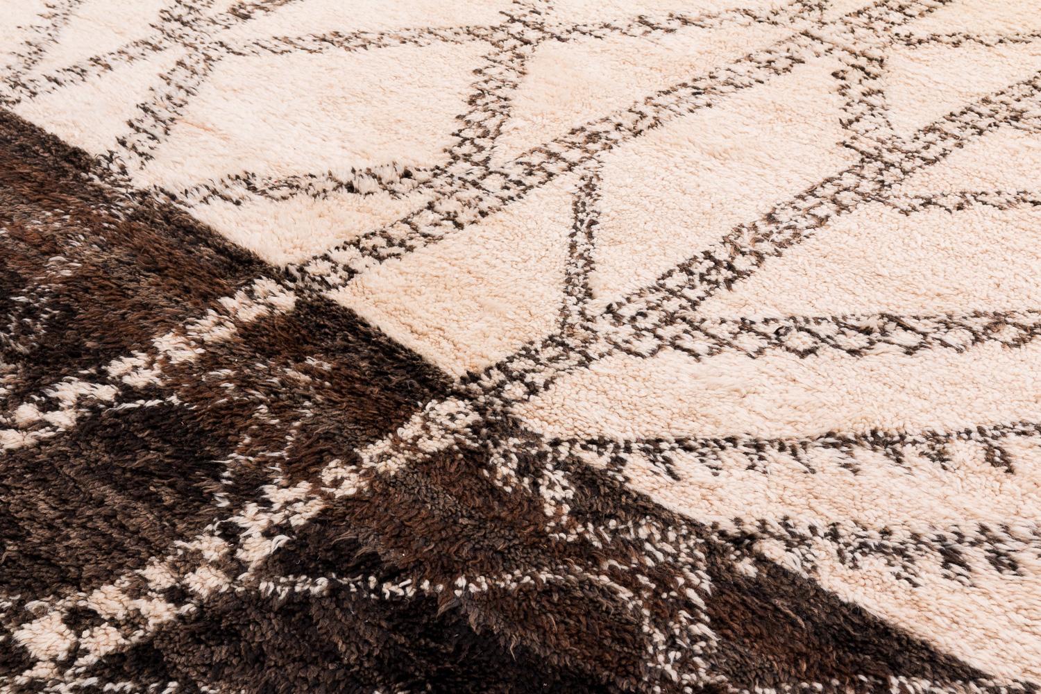 Sammelbare Mitte des Jahrhunderts Weiß und Brown Antike Wolle Marokkanische Shag Area Rug (Moderne der Mitte des Jahrhunderts) im Angebot