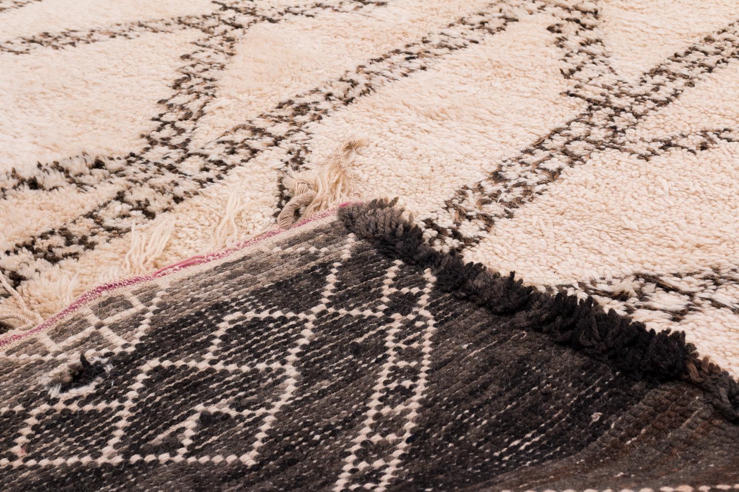 Sammelbare Mitte des Jahrhunderts Weiß und Brown Antike Wolle Marokkanische Shag Area Rug (Handgewebt) im Angebot