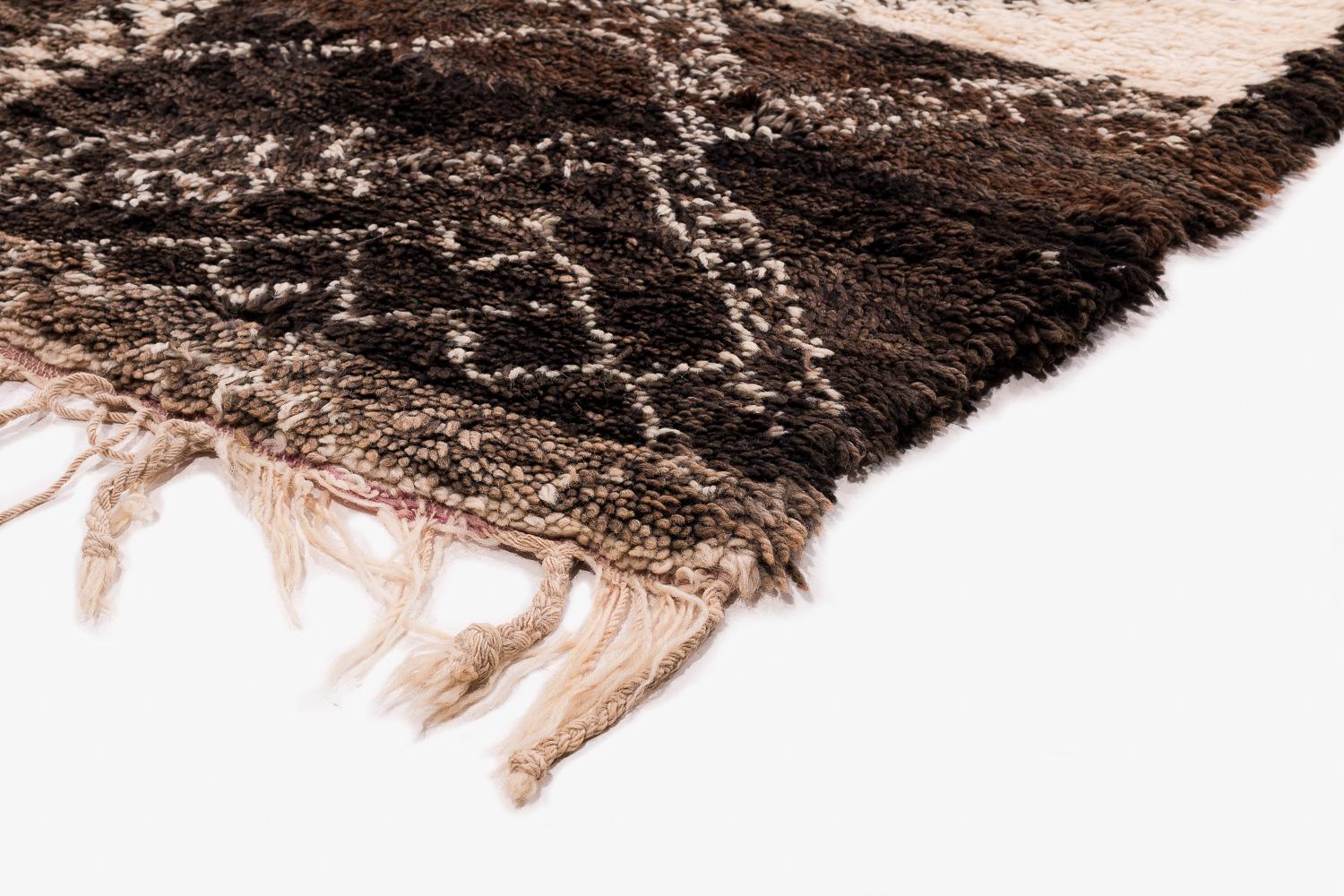 Sammelbare Mitte des Jahrhunderts Weiß und Brown Antike Wolle Marokkanische Shag Area Rug im Zustand „Hervorragend“ im Angebot in New York, NY