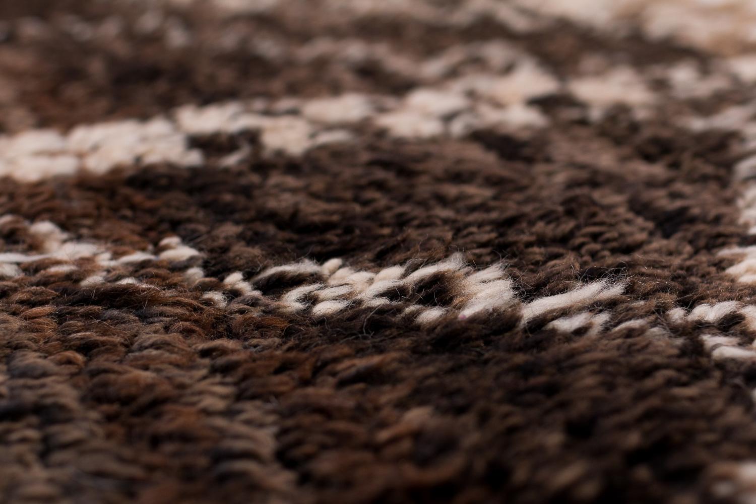 Sammelbare Mitte des Jahrhunderts Weiß und Brown Antike Wolle Marokkanische Shag Area Rug (20. Jahrhundert) im Angebot