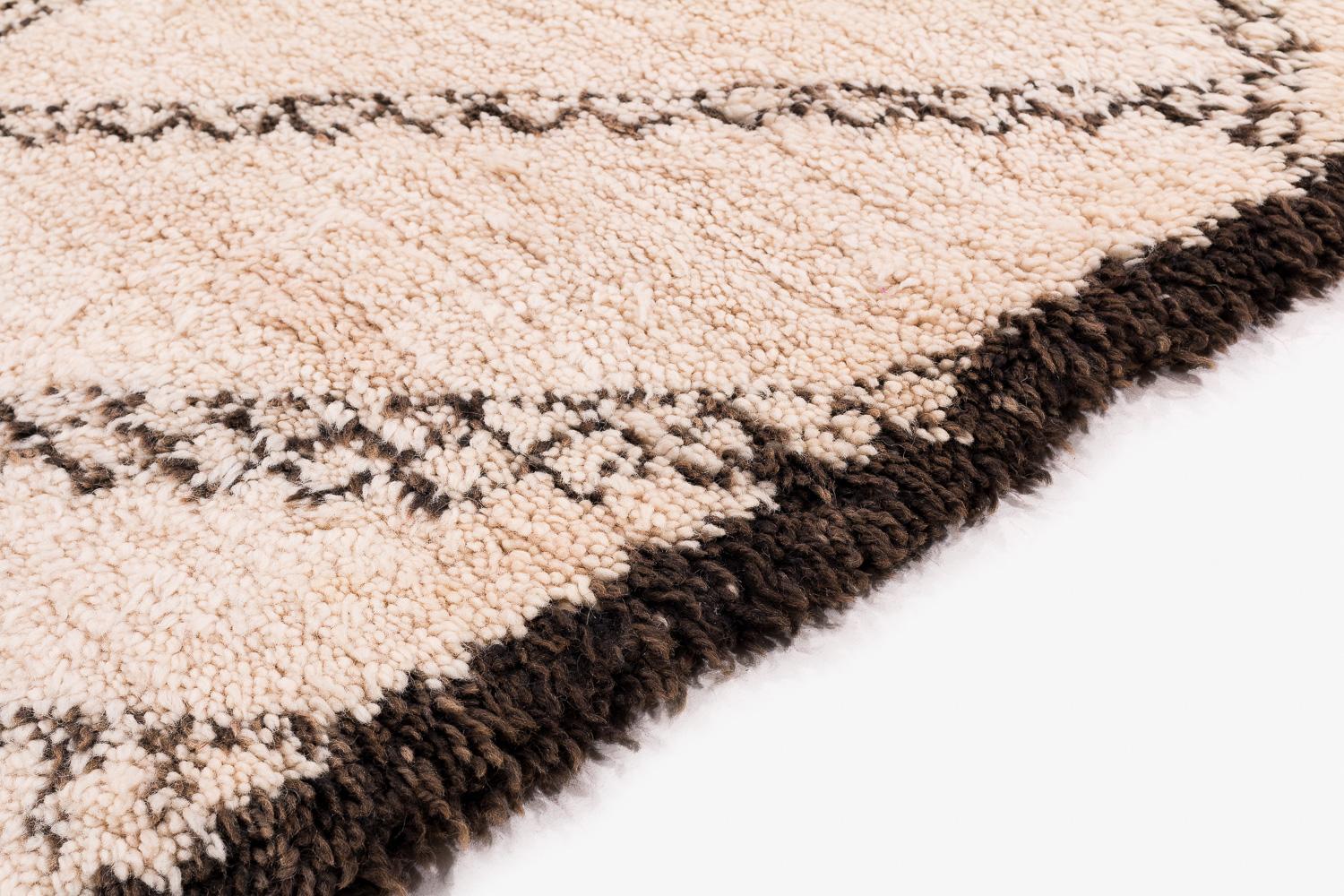 Sammelbare Mitte des Jahrhunderts Weiß und Brown Antike Wolle Marokkanische Shag Area Rug im Angebot 2