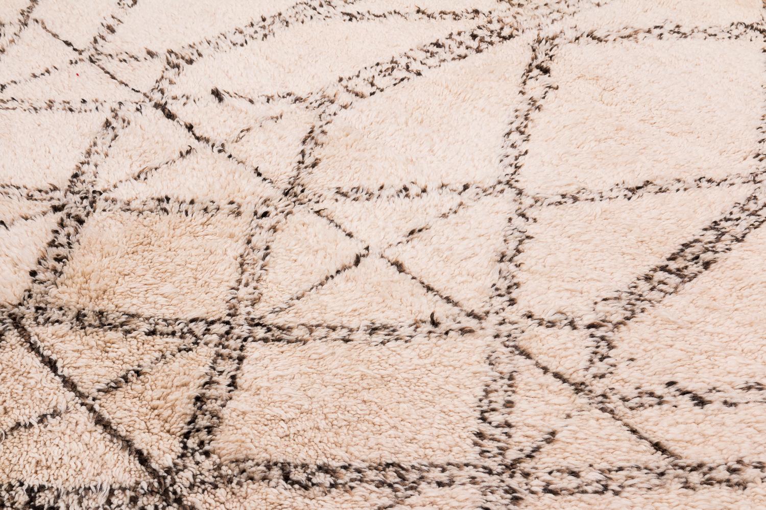Sammelbare Mitte des Jahrhunderts Weiß und Brown Antike Wolle Marokkanische Shag Area Rug im Angebot 3