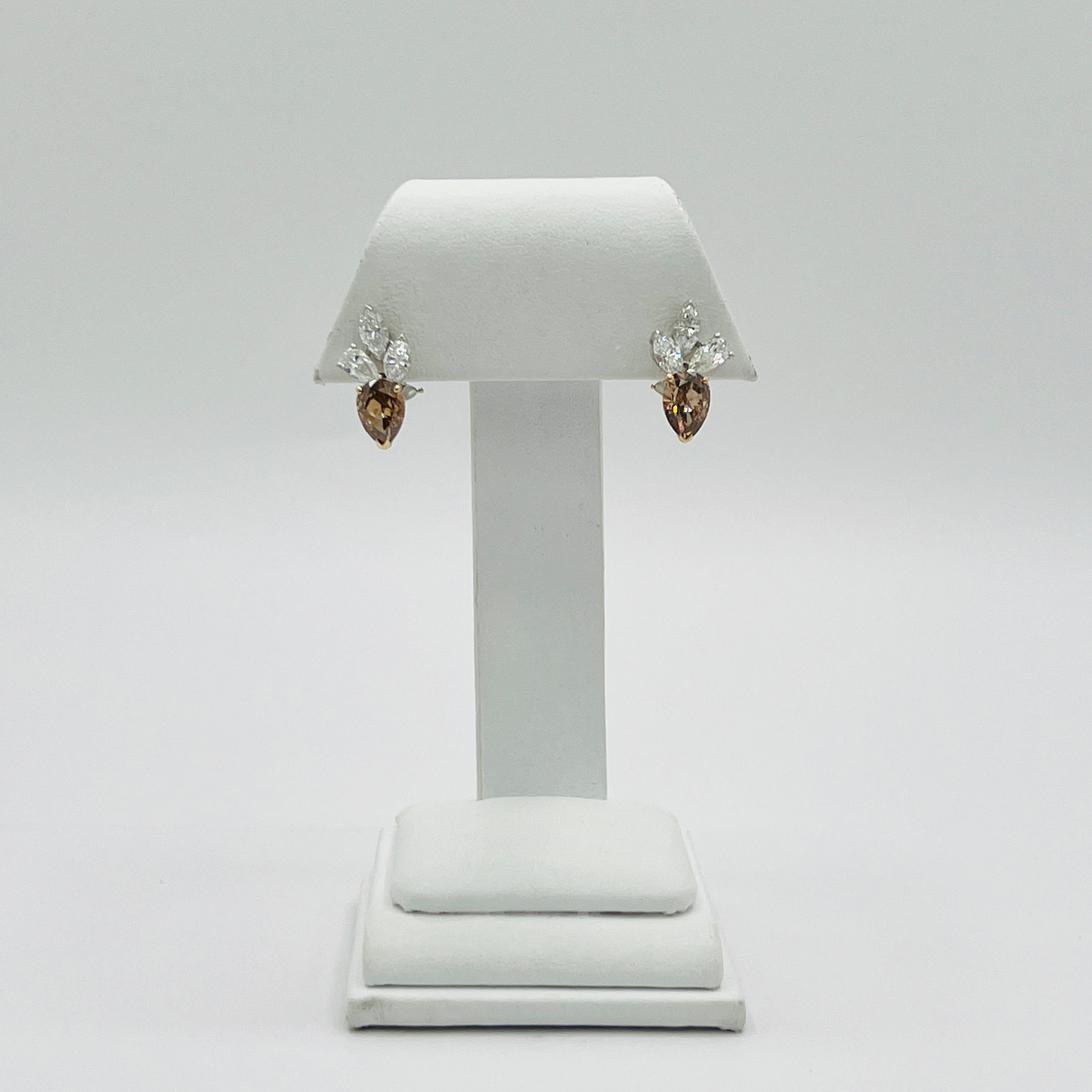 Orecchini a grappolo con pera e marquise di diamanti bianchi e marroni in oro 14K a due toni in vendita 1