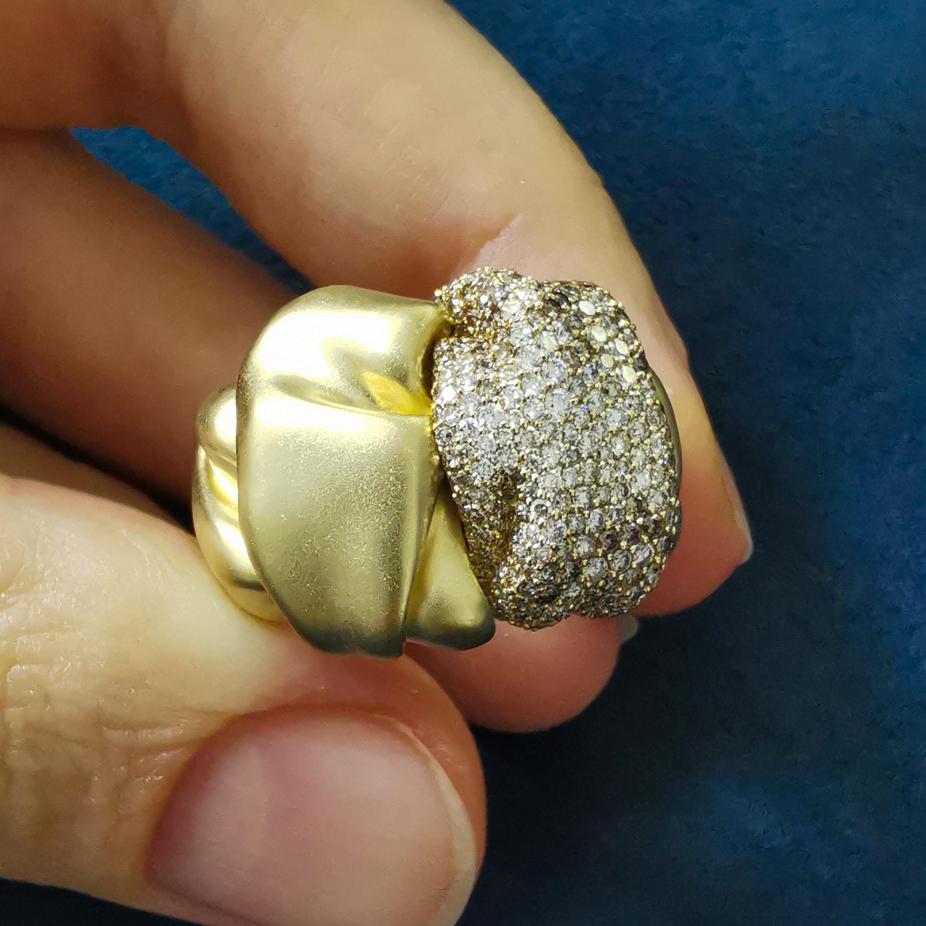 Seidenring aus 18 Karat Gelbgold mit weißen und braunen Diamanten (Zeitgenössisch) im Angebot