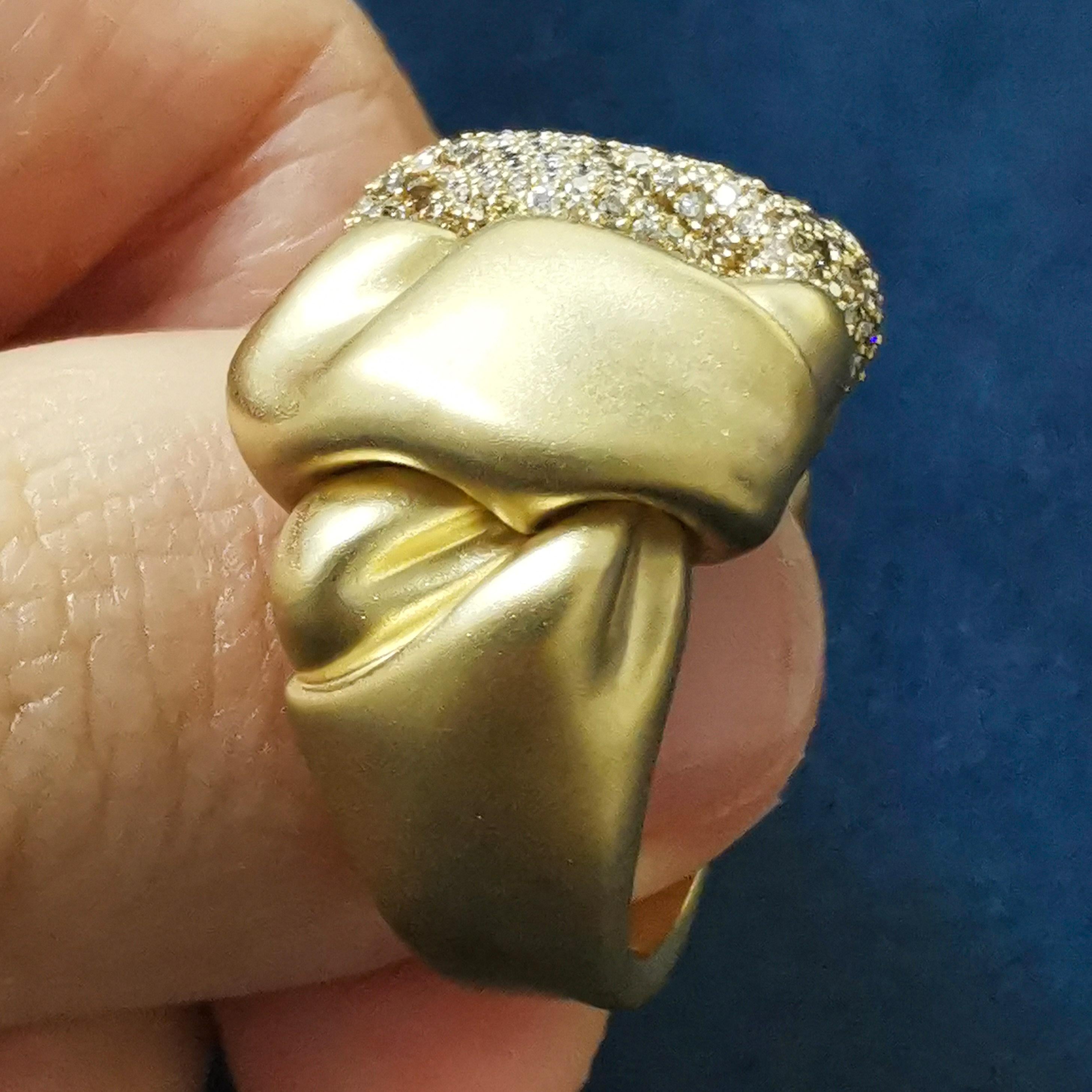 White and Brown Diamonds 18 Karat Yellow Gold Silk Ring In New Condition For Sale In Bangkok, TH