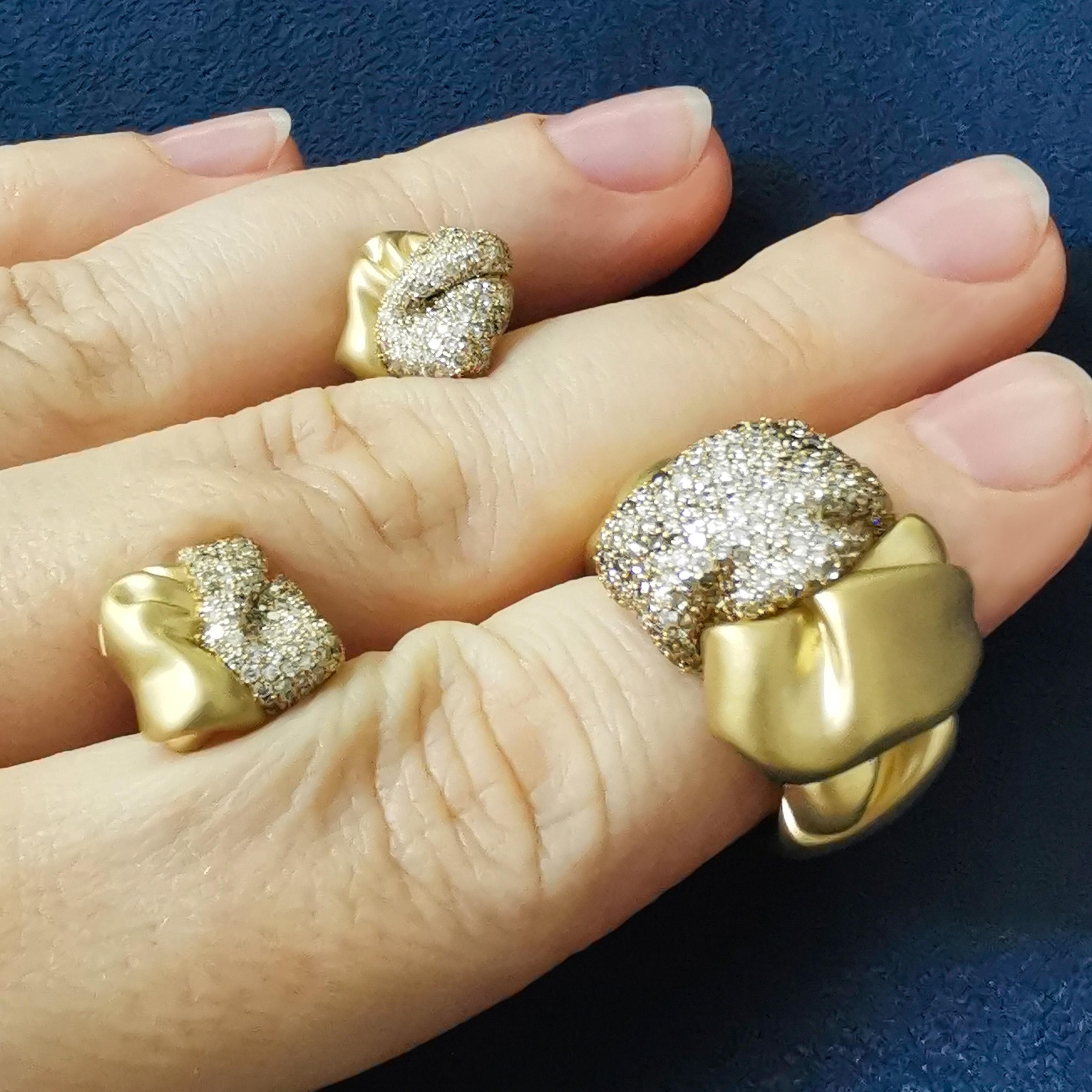 White and Brown Diamonds 18 Karat Yellow Gold Silk Suite In New Condition For Sale In Bangkok, TH