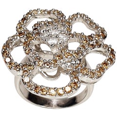 Verlobungsring mit weißer und brauner Blume aus 18 Karat Weißgold