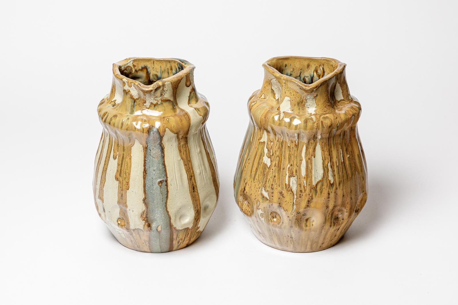 Coppia di vasi in ceramica smaltata bianca e marrone di Jean Langlade. 
Firma dell'artista sotto la base. Circa 1920.
H. : 10,2 x 5,7 pollici.
