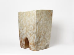 Hocker aus weiß und braun glasiertem Steingut von Martin Goerg, 2026.
