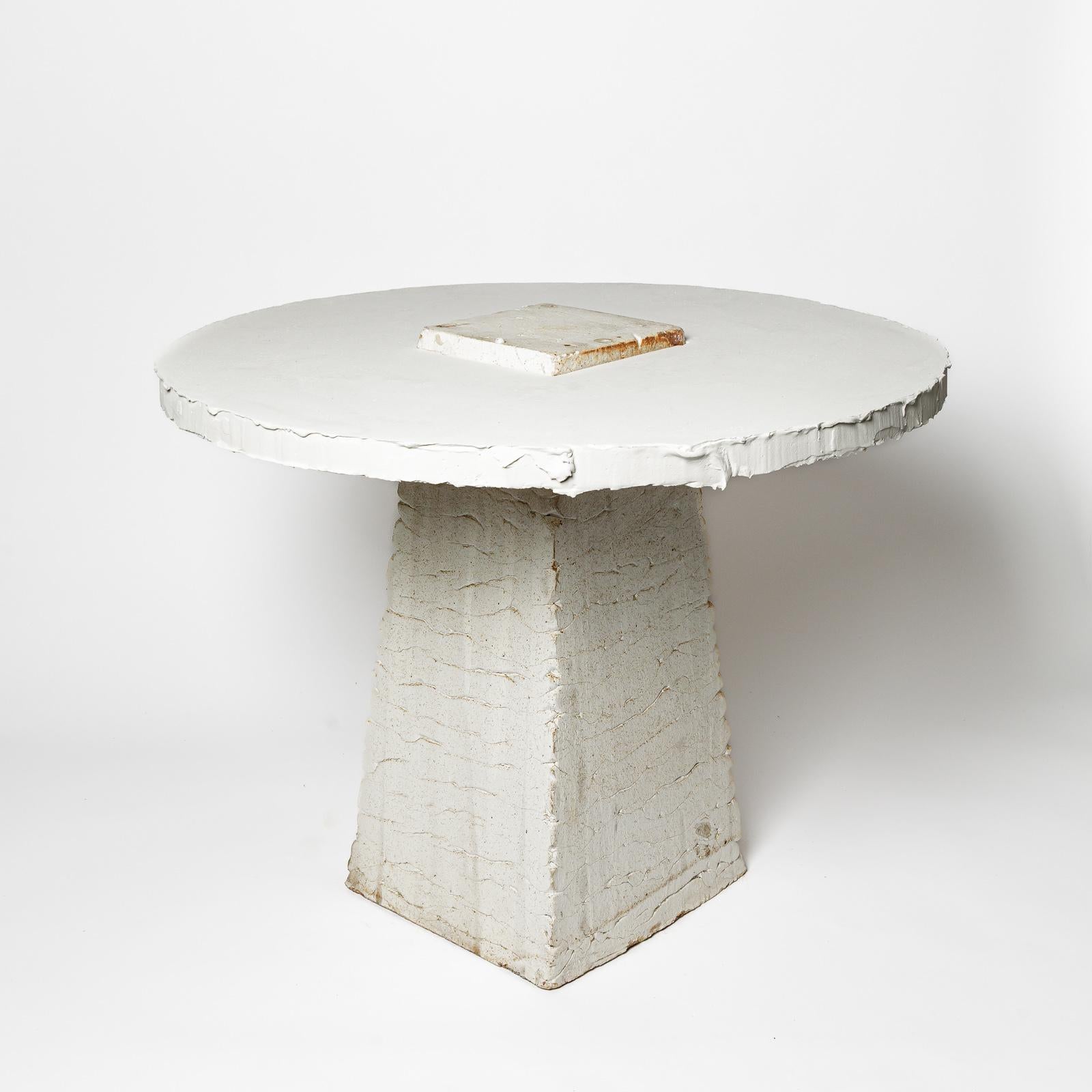 Les usagers - La Borne 


Table basse unique faite à la main par Les Usagers (Anne Houel et Renaud Régnier)

Base en céramique cuite au feu de bois réalisée à La Borne avec plateau en béton et plâtre
le plateau de la table a un traitement