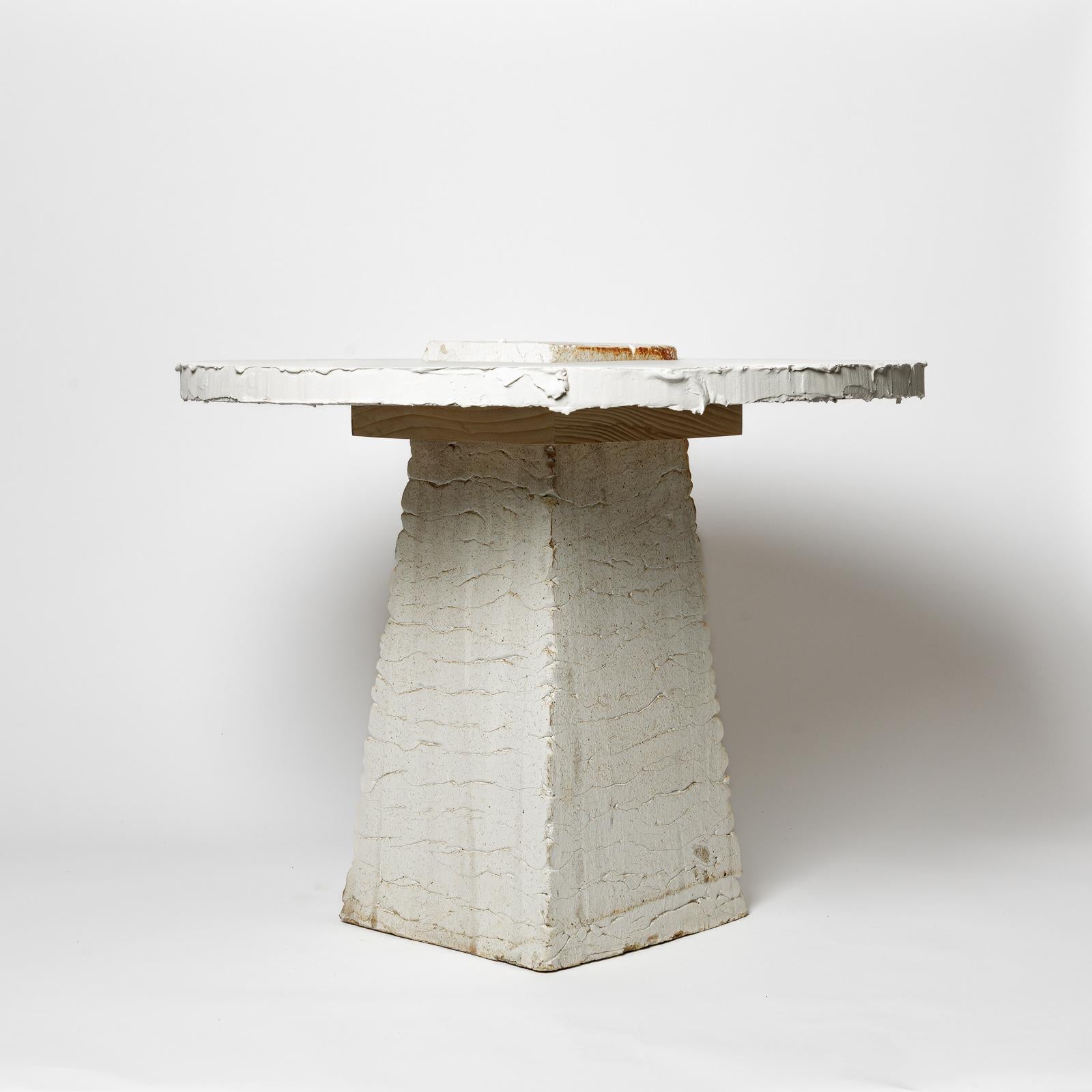 Moderne Table en céramique en grès blanc et brun et en plâtre par Les usagers La Borne 2025 en vente
