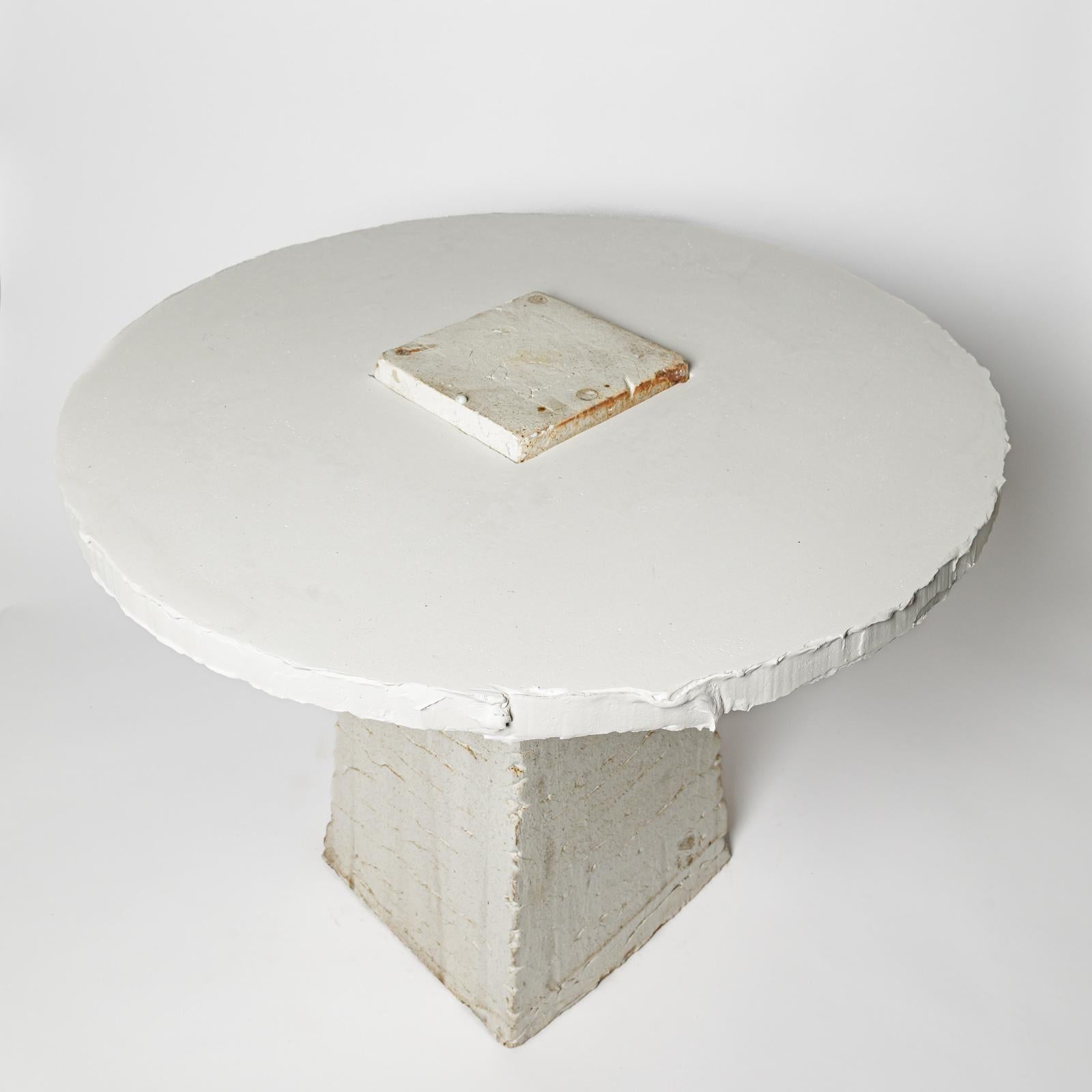 Français Table en céramique en grès blanc et brun et en plâtre par Les usagers La Borne 2025 en vente