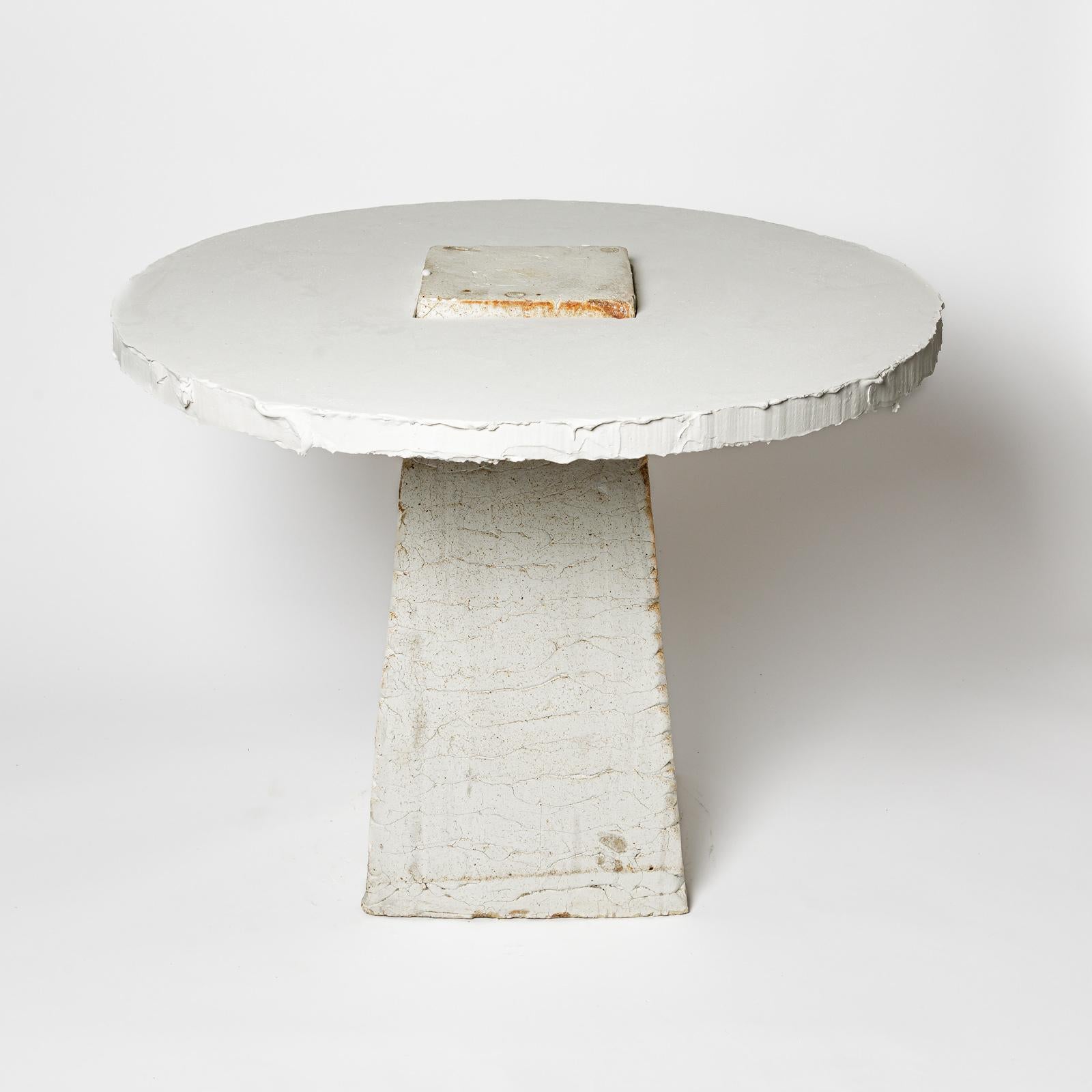 Table en céramique en grès blanc et brun et en plâtre par Les usagers La Borne 2025 Excellent état - En vente à Neuilly-en- sancerre, FR