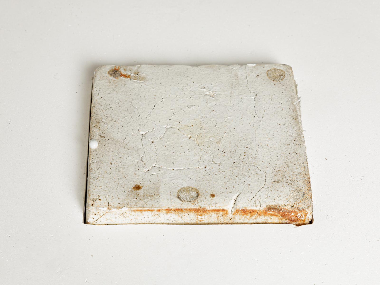 Table en céramique en grès blanc et brun et en plâtre par Les usagers La Borne 2025 en vente 1