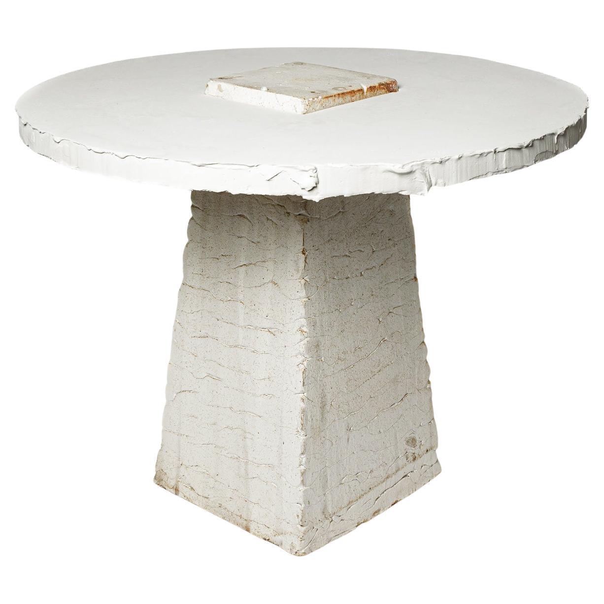 Table en céramique en grès blanc et brun et en plâtre par Les usagers La Borne 2025 en vente