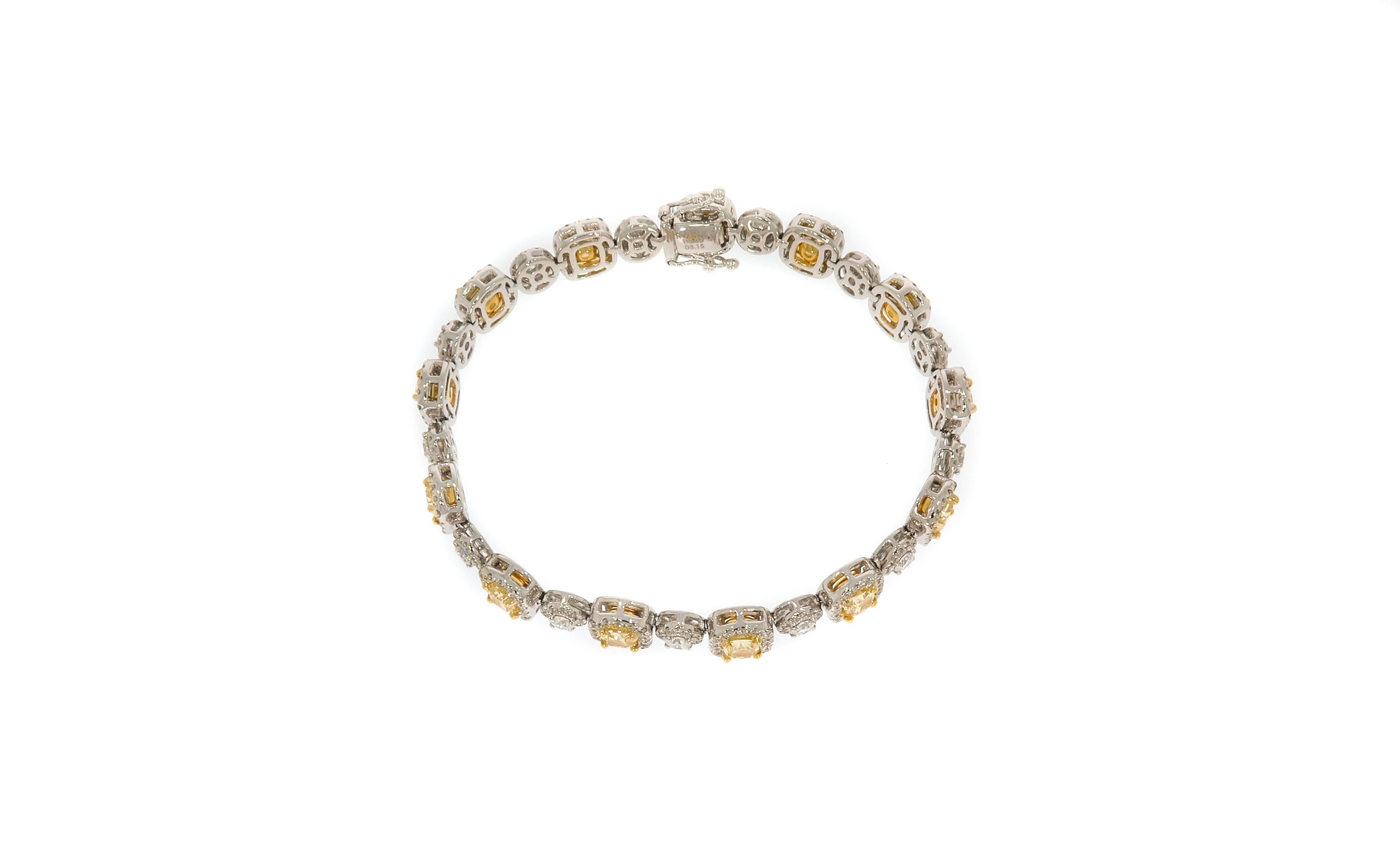 Elegance, grace, precision and technique are the characteristics of this precious bracelet, that shows an extraordinary expert technical craftsmanship: the aesthetic result, in its classic and elegant design, is obtained by harmoniously measuring