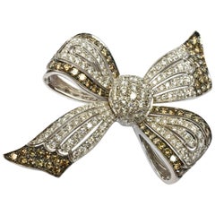 Broche avec nœud papillon en or, diamants blancs et champage, fabriquée en Italie