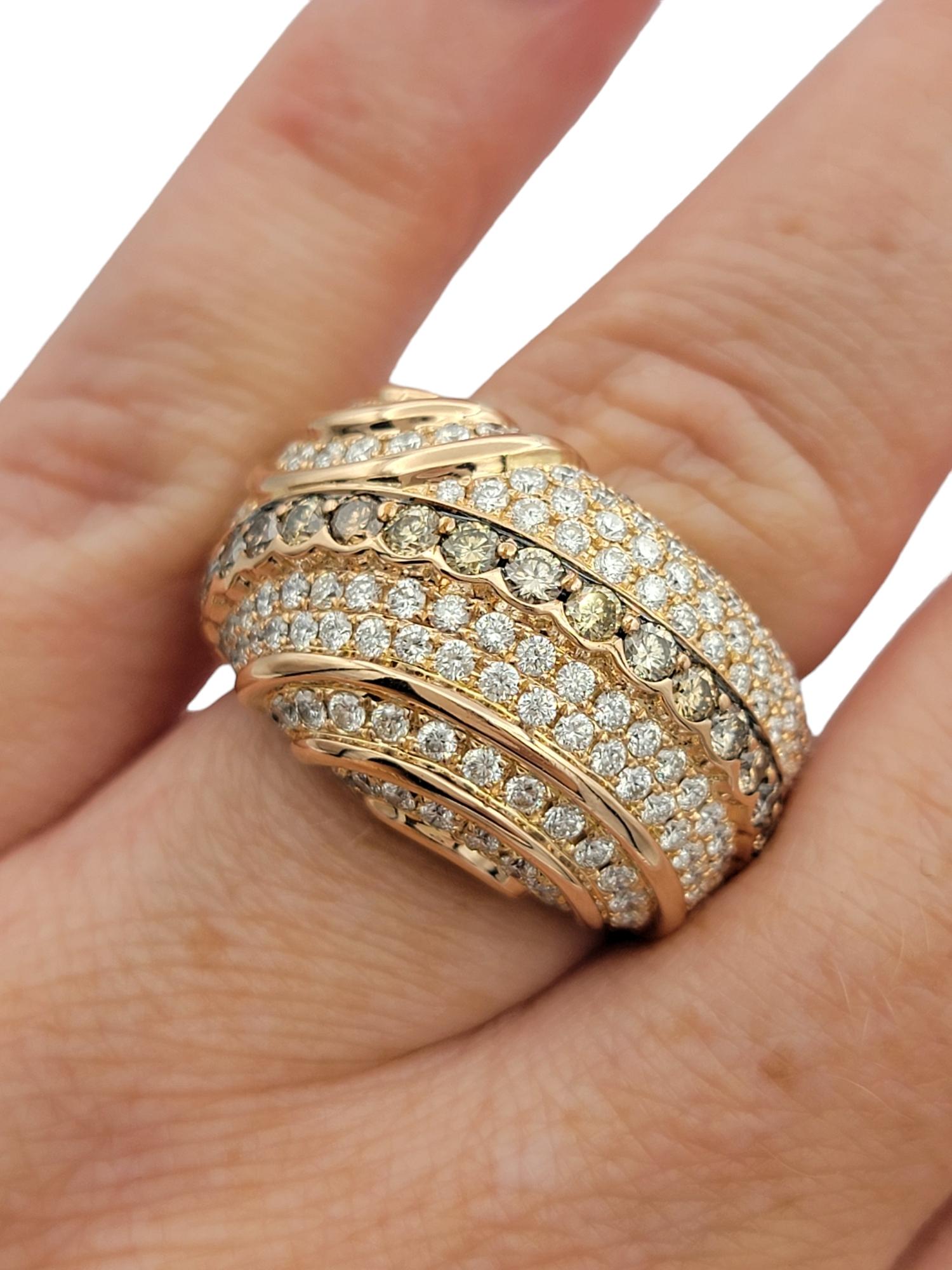 Anello a fascia con più file di diamanti bianchi e champagne in oro rosa 18 carati in vendita 4