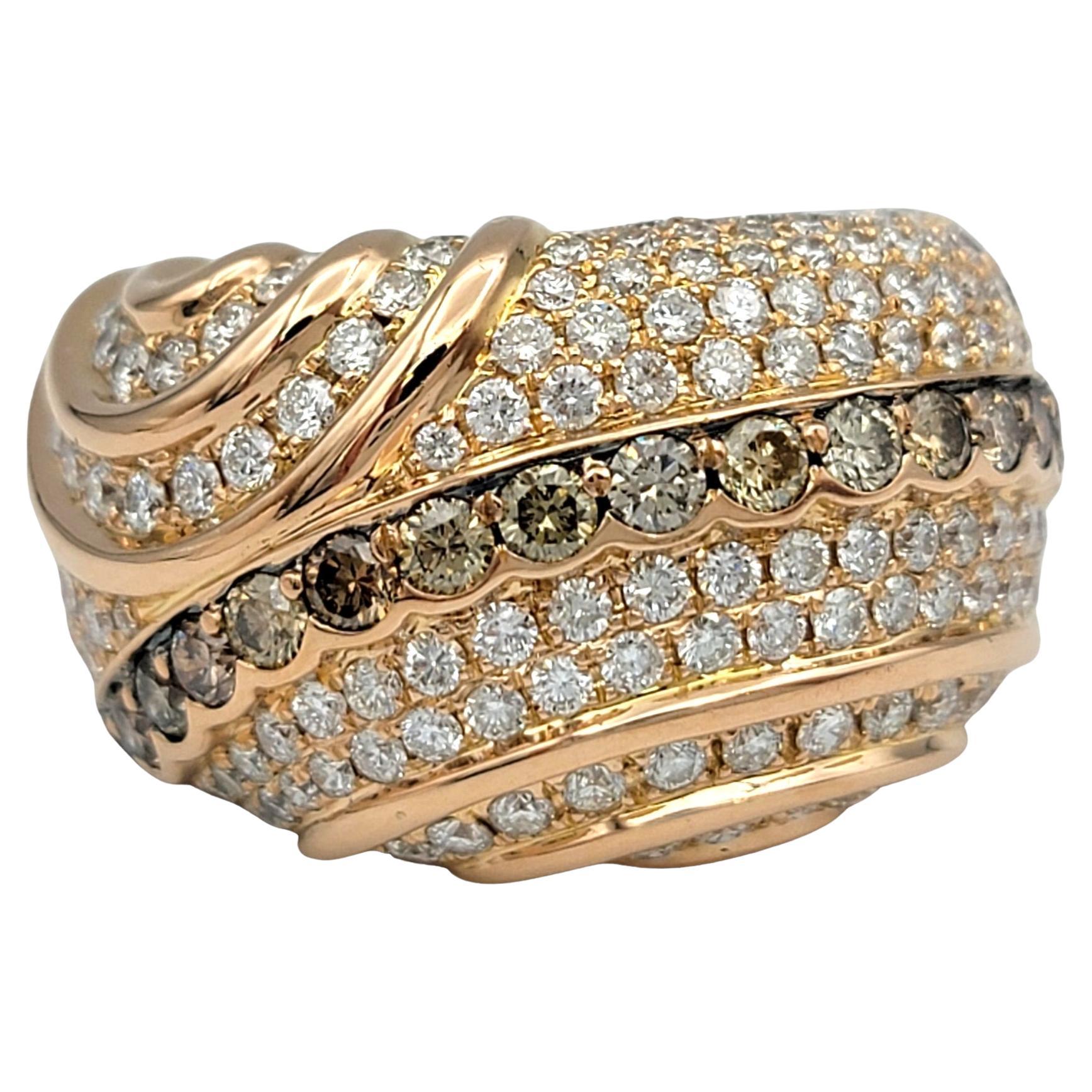 Misura dell'anello: 7

Prova l'epitome del lusso con questo anello a cupola con diamanti bianchi e champagne, squisitamente realizzato in oro rosa 18 carati. Questo splendido pezzo presenta un design a forma di cupola incrostato da un'abbagliante