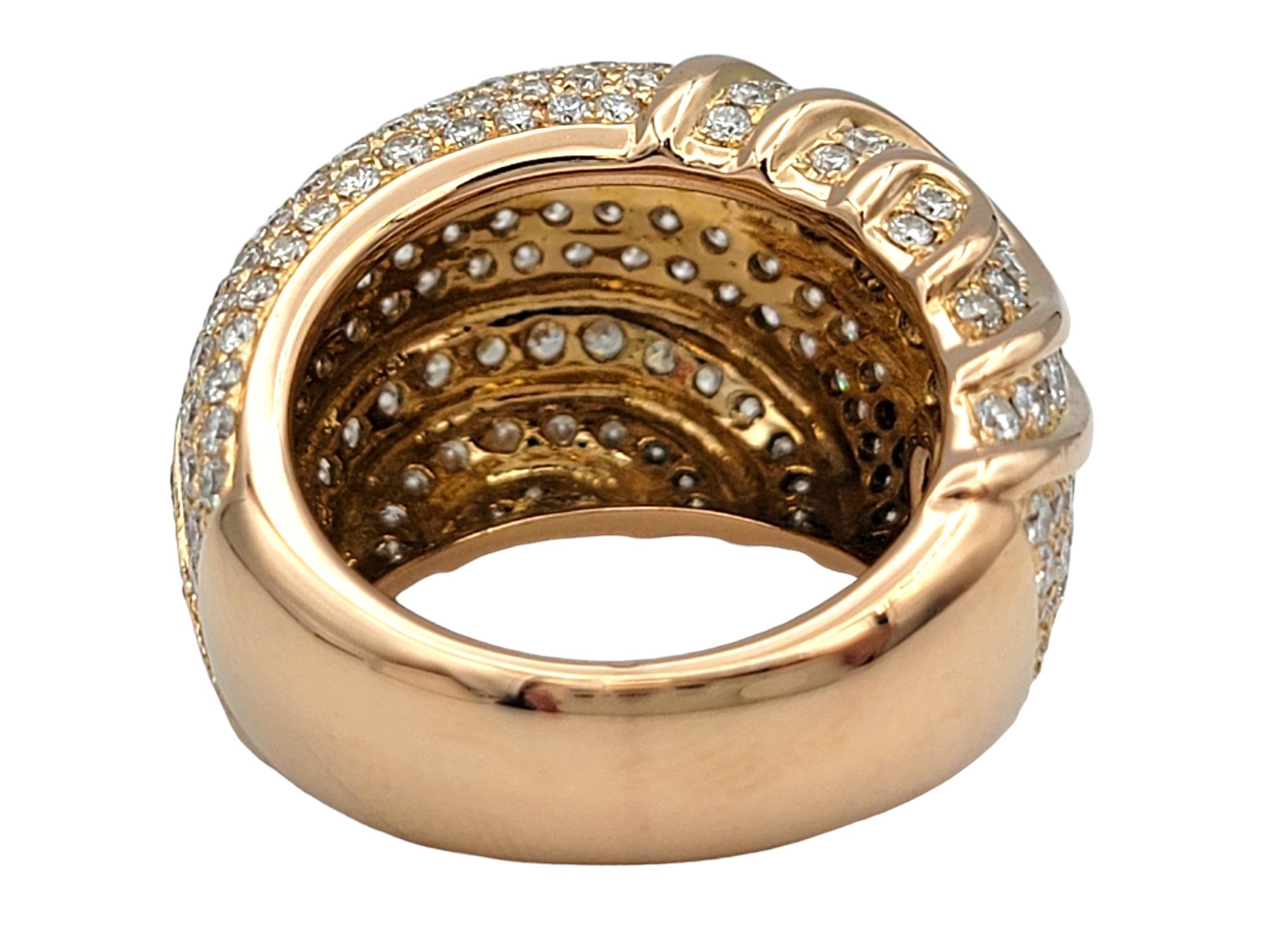 Anello a fascia con più file di diamanti bianchi e champagne in oro rosa 18 carati in vendita 1