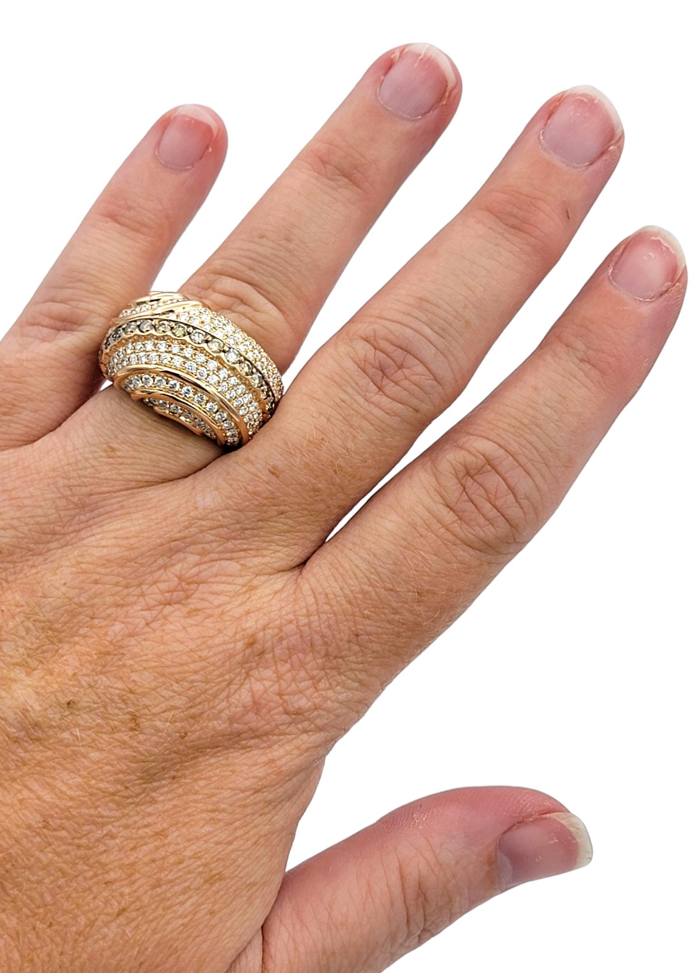 Anello a fascia con più file di diamanti bianchi e champagne in oro rosa 18 carati in vendita 3