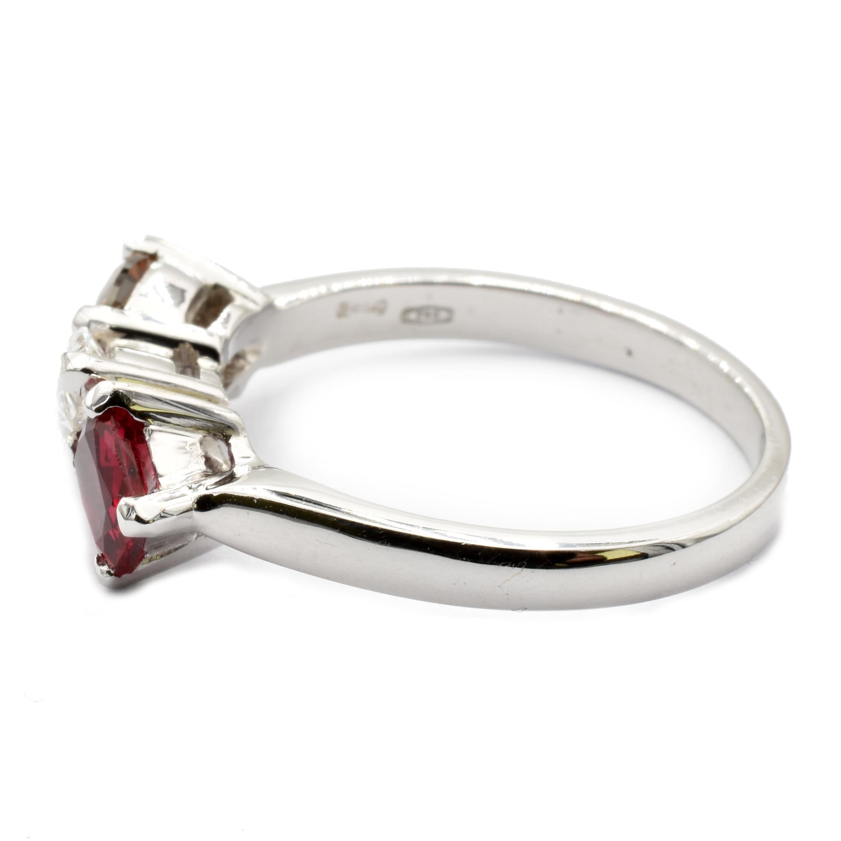 Contemporaneo Anello a tre pietre con diamanti bianchi e champagne e rubino Made in Italy in vendita