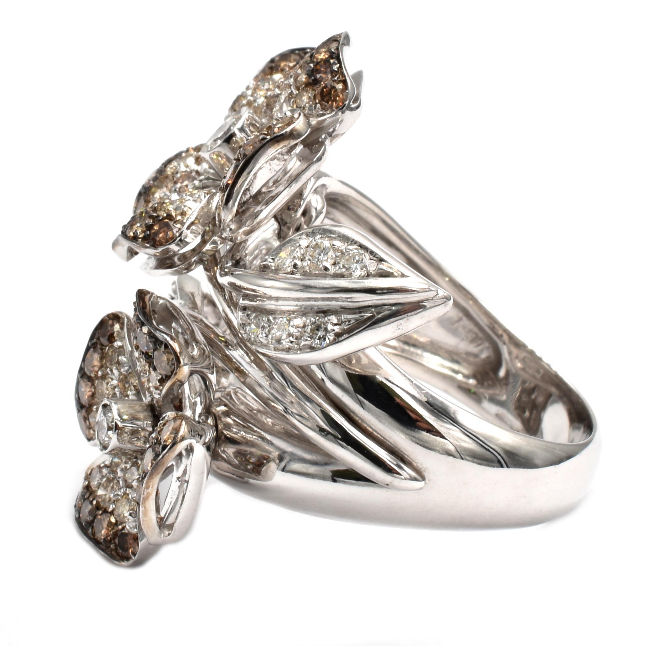 Contemporary White and Champagne Diamonds Flower Gold Ring Made in Italy For Sale
