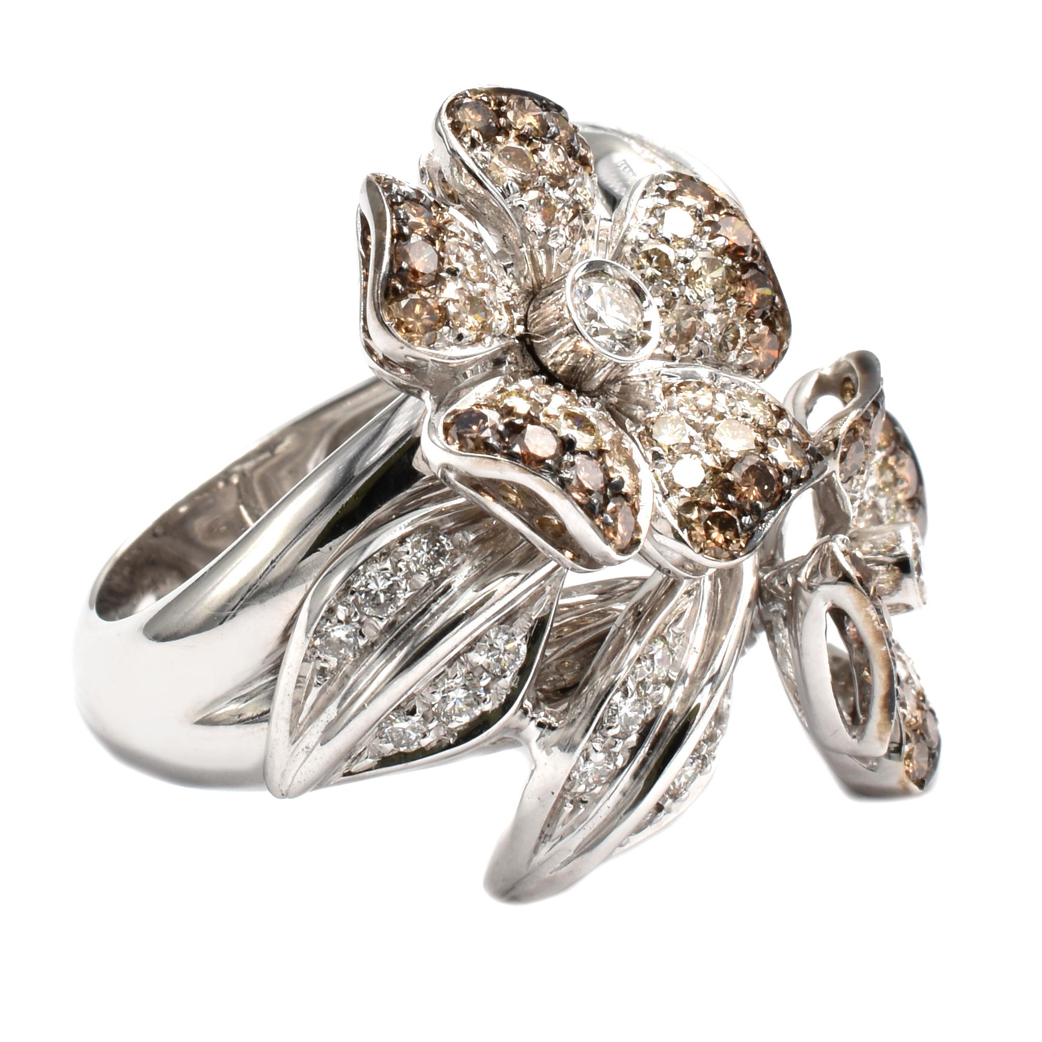 White and Champagne Diamonds Flower Gold Ring Made in Italy For Sale 1