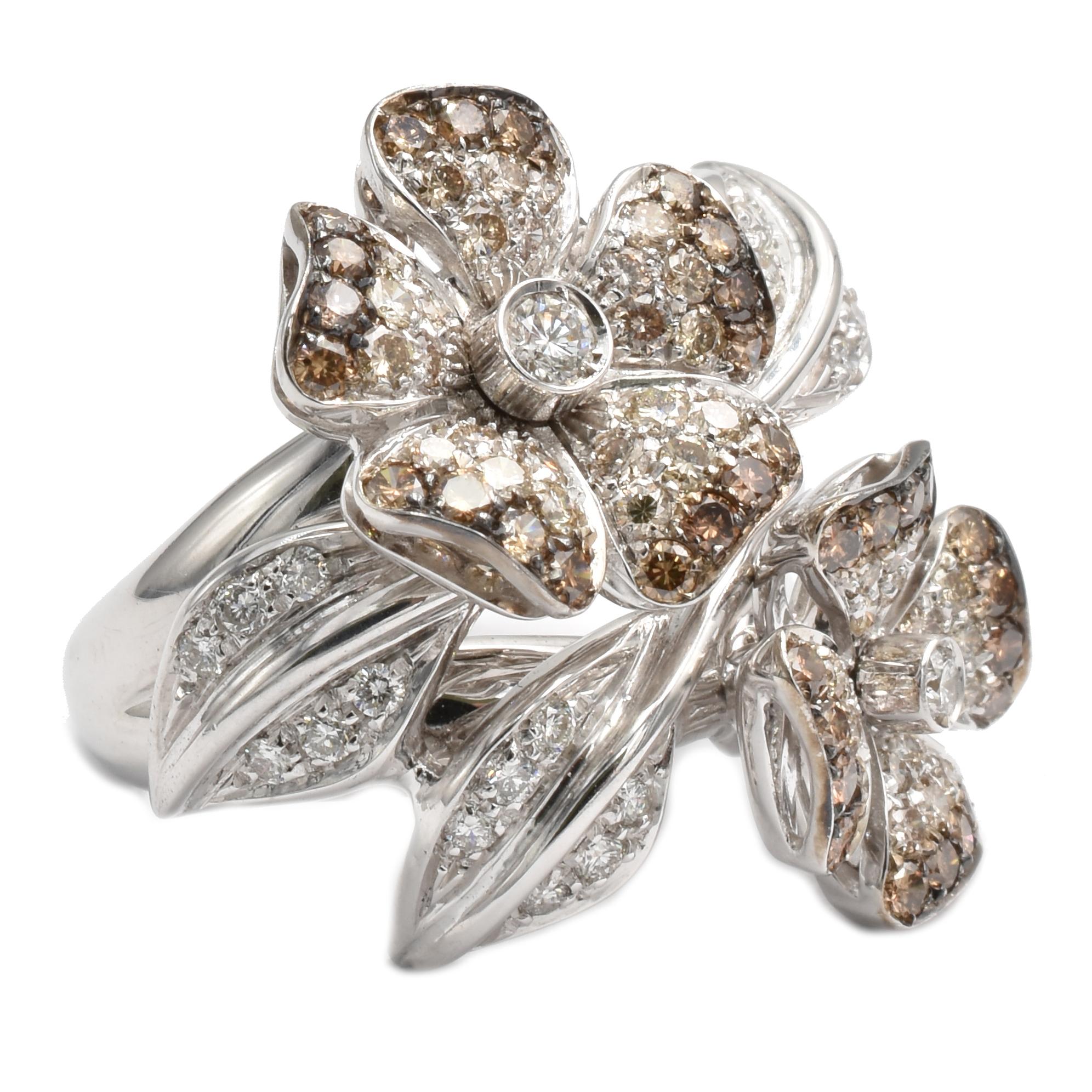 White and Champagne Diamonds Flower Gold Ring Made in Italy For Sale 2