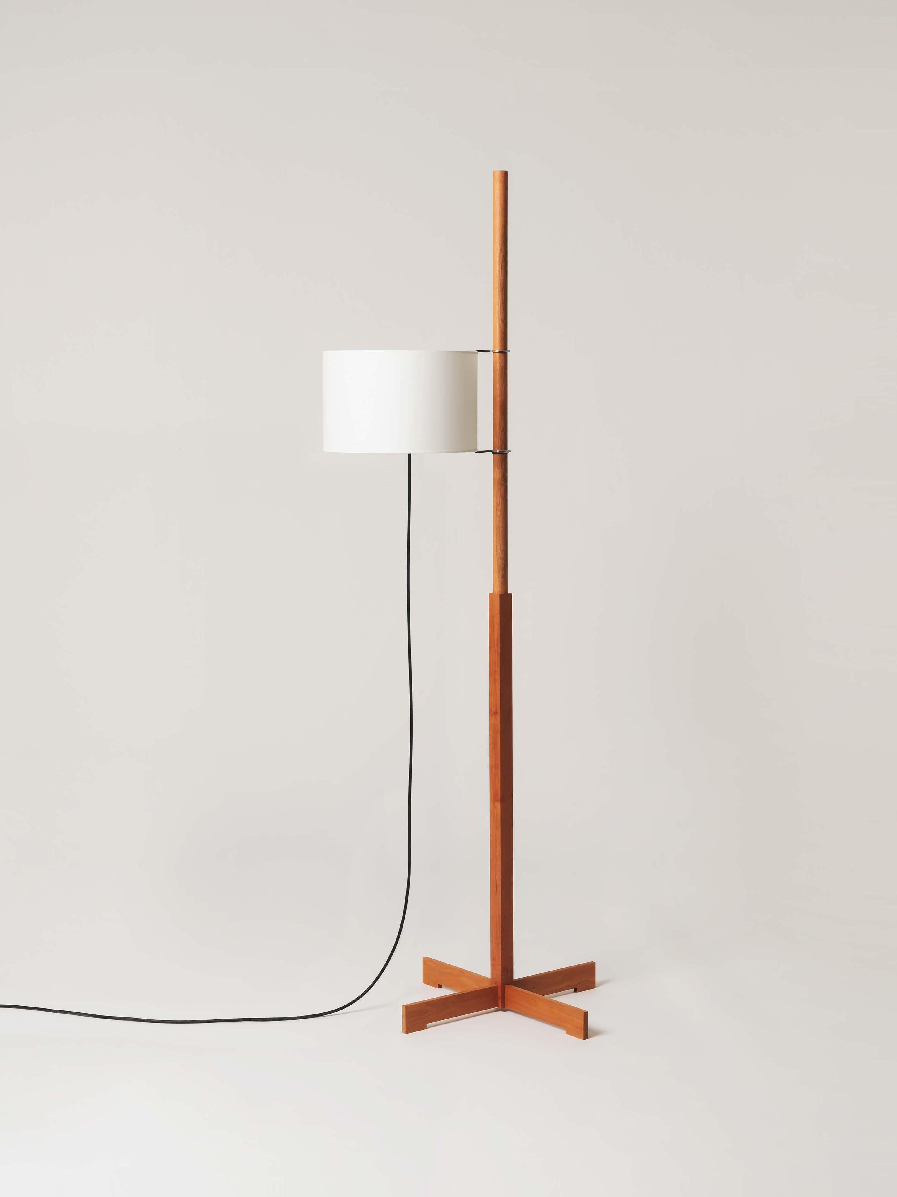 White and cherry TMM floor lamp by Miguel Milá
Dimensions: D 50 x W 60 x H 166 cm
Materials: Cherry wood, parchment lampshade.
Available in 3 lampshades: beige, white and white with diffuser.
Available in 5 woods: beech, cherry, walnut, natural