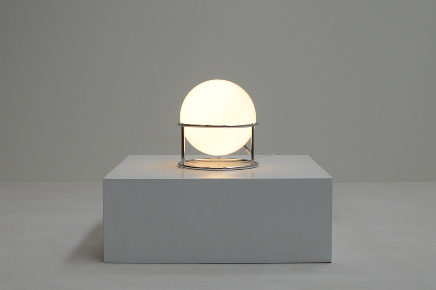 Italian White and chrome globe table lamp, 1970s Italy. For Sale