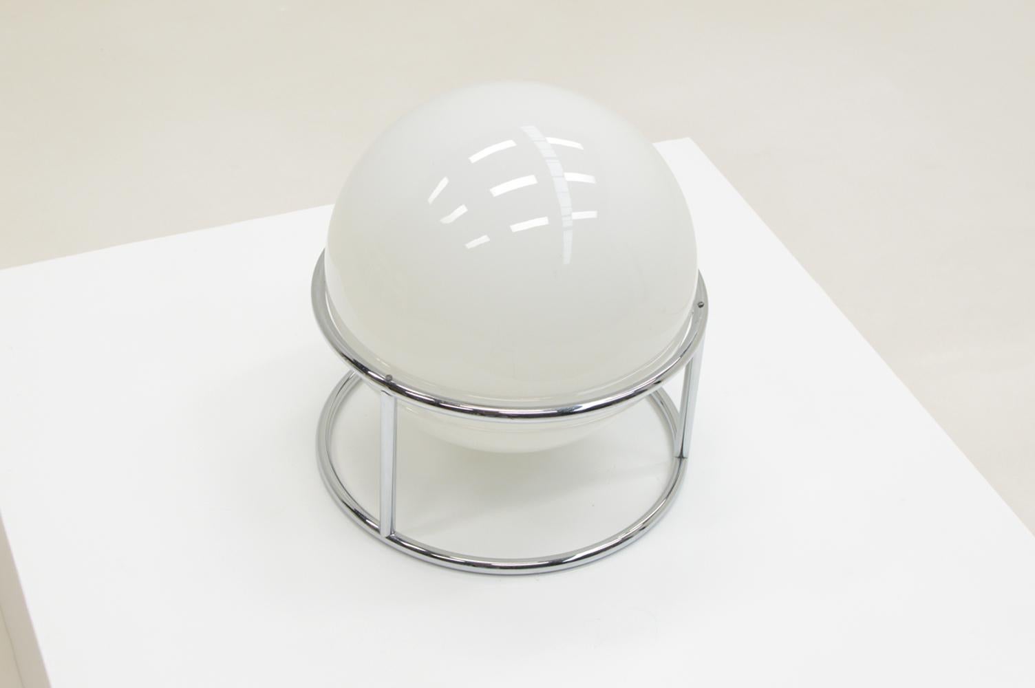 White and chrome globe table lamp, 1970s Italy. In Good Condition For Sale In Landgraaf, NL