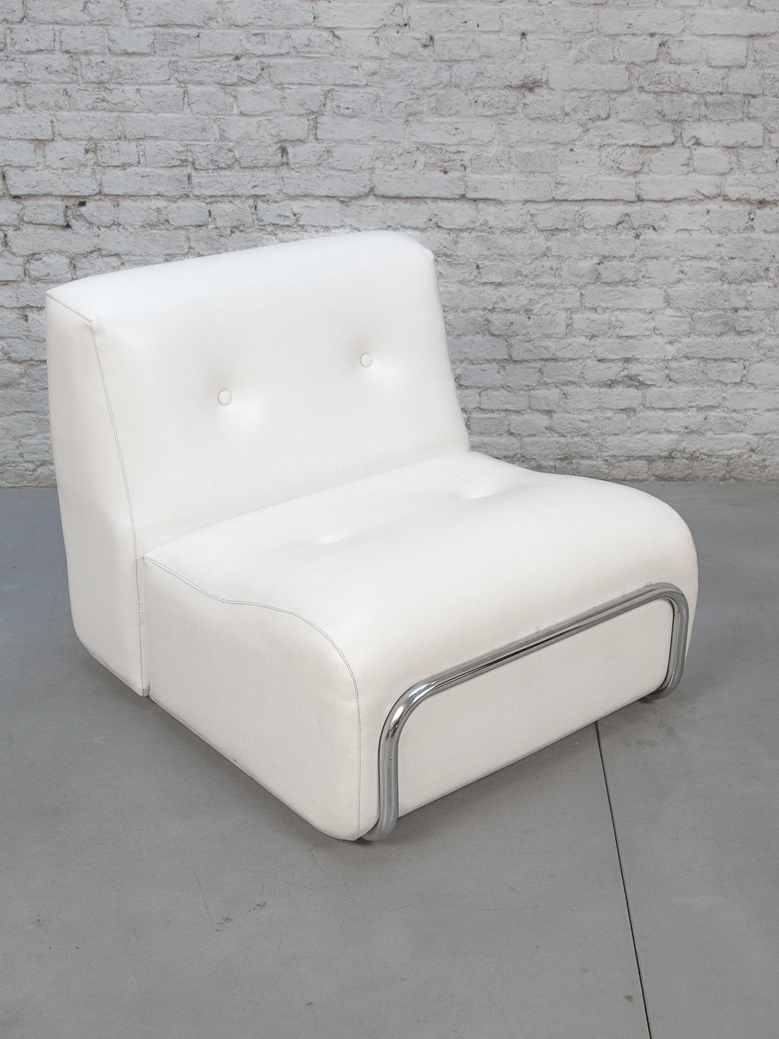 Milieu du XXe siècle Ensemble de fauteuils de salon et poufs Adriano Piazzesi blancs et chromés en vente