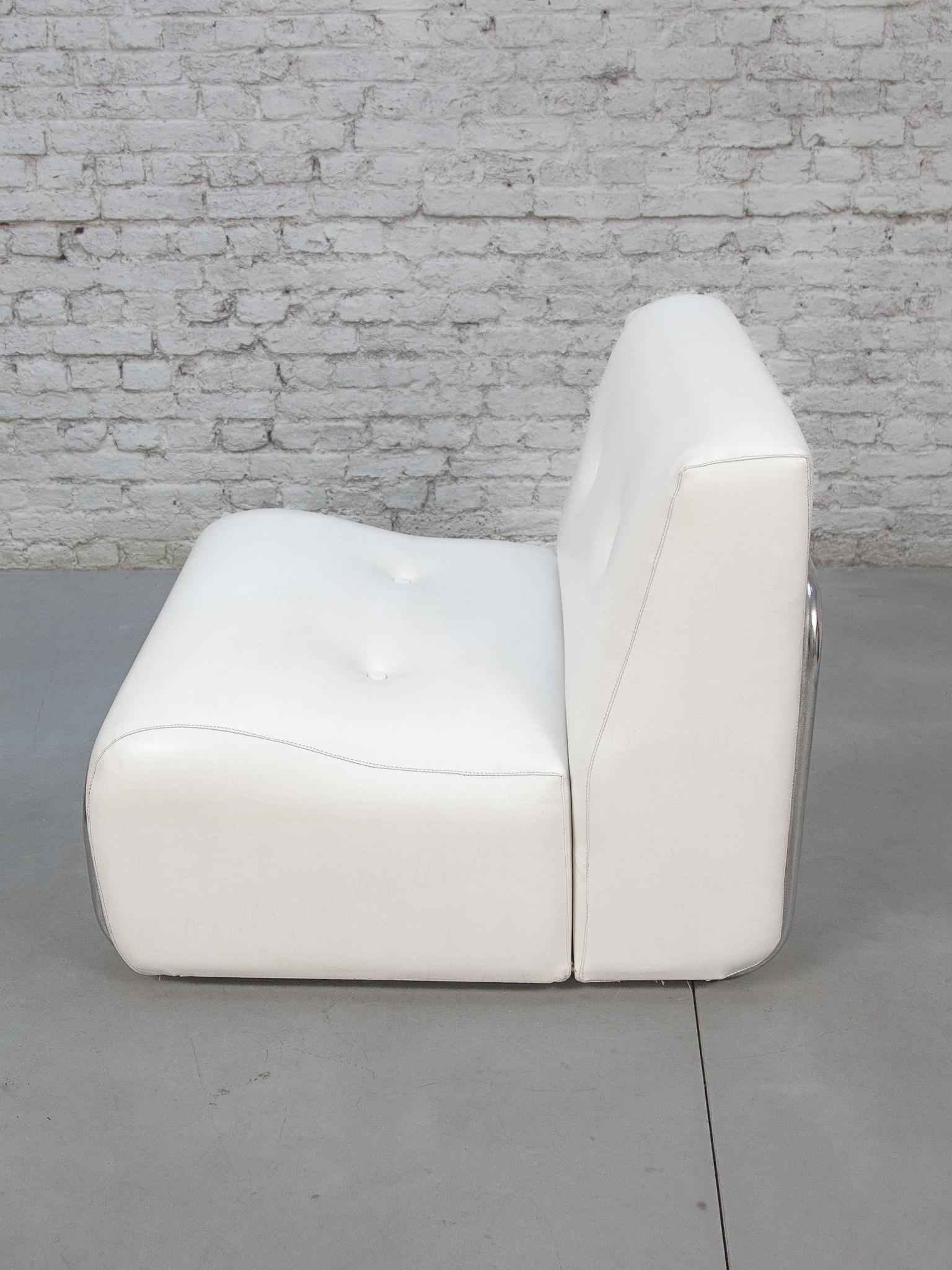 Imitation cuir Ensemble de fauteuils de salon et poufs Adriano Piazzesi blancs et chromés en vente
