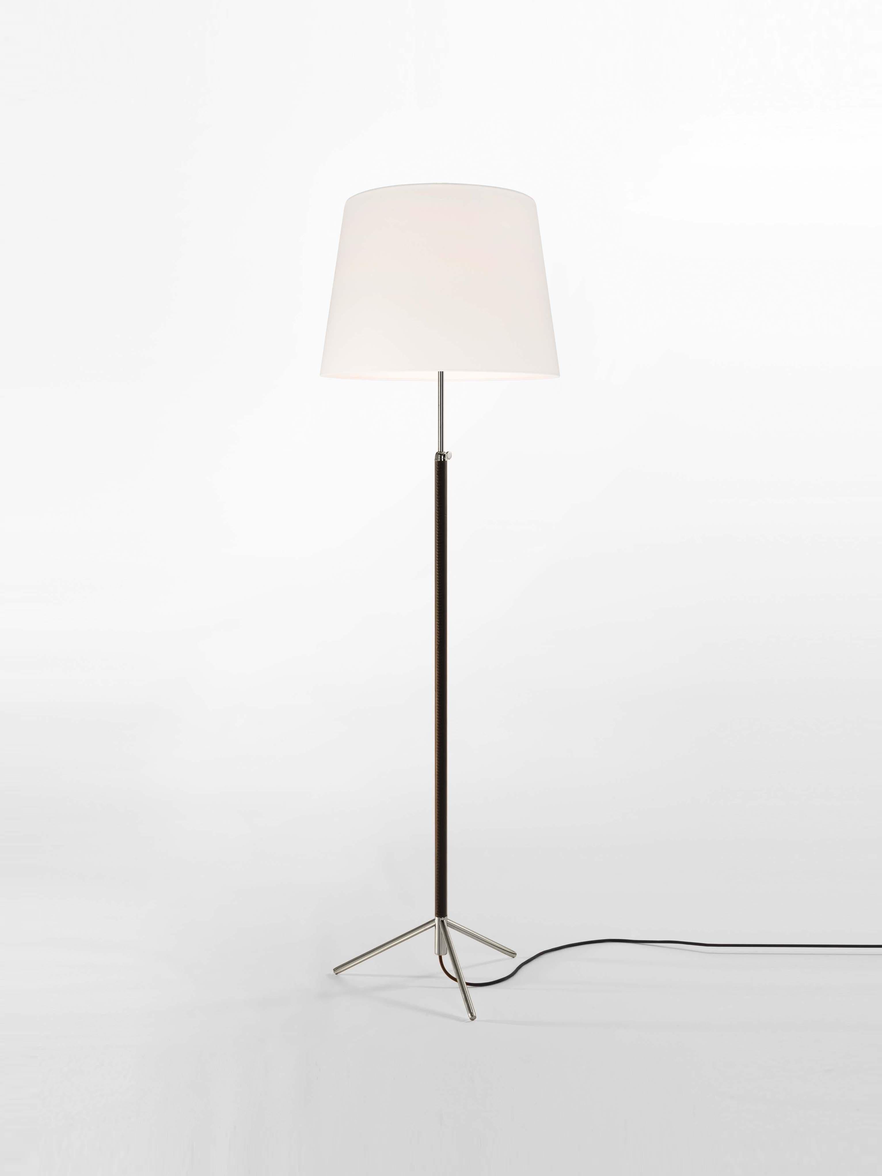 White and chrome pie de Salón G1 floor lamp by Jaume Sans
Dimensions: D 45 x H 120-160 cm
Materials: Metal, leather, linen.
Available in chrome-plated or polished brass structure.
Available in other shade colors and sizes.

This slender