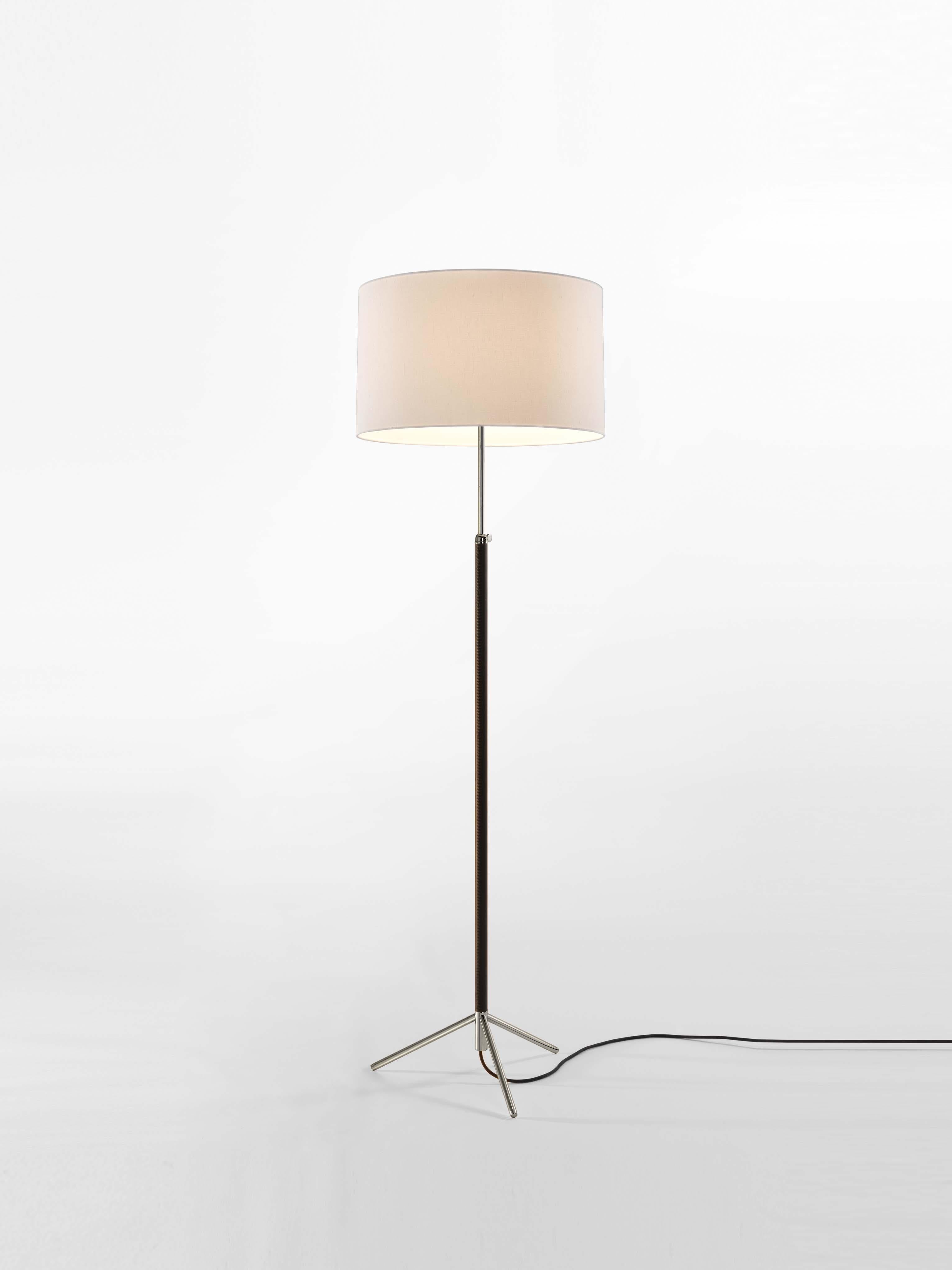 White and chrome Pie de Salón G2 floor lamp by Jaume Sans
Dimensions: D 45 x H 120-160 cm
Materials: Metal, leather, linen.
Available in chrome-plated or polished brass structure.
Available in other shade colors and sizes.

This slender