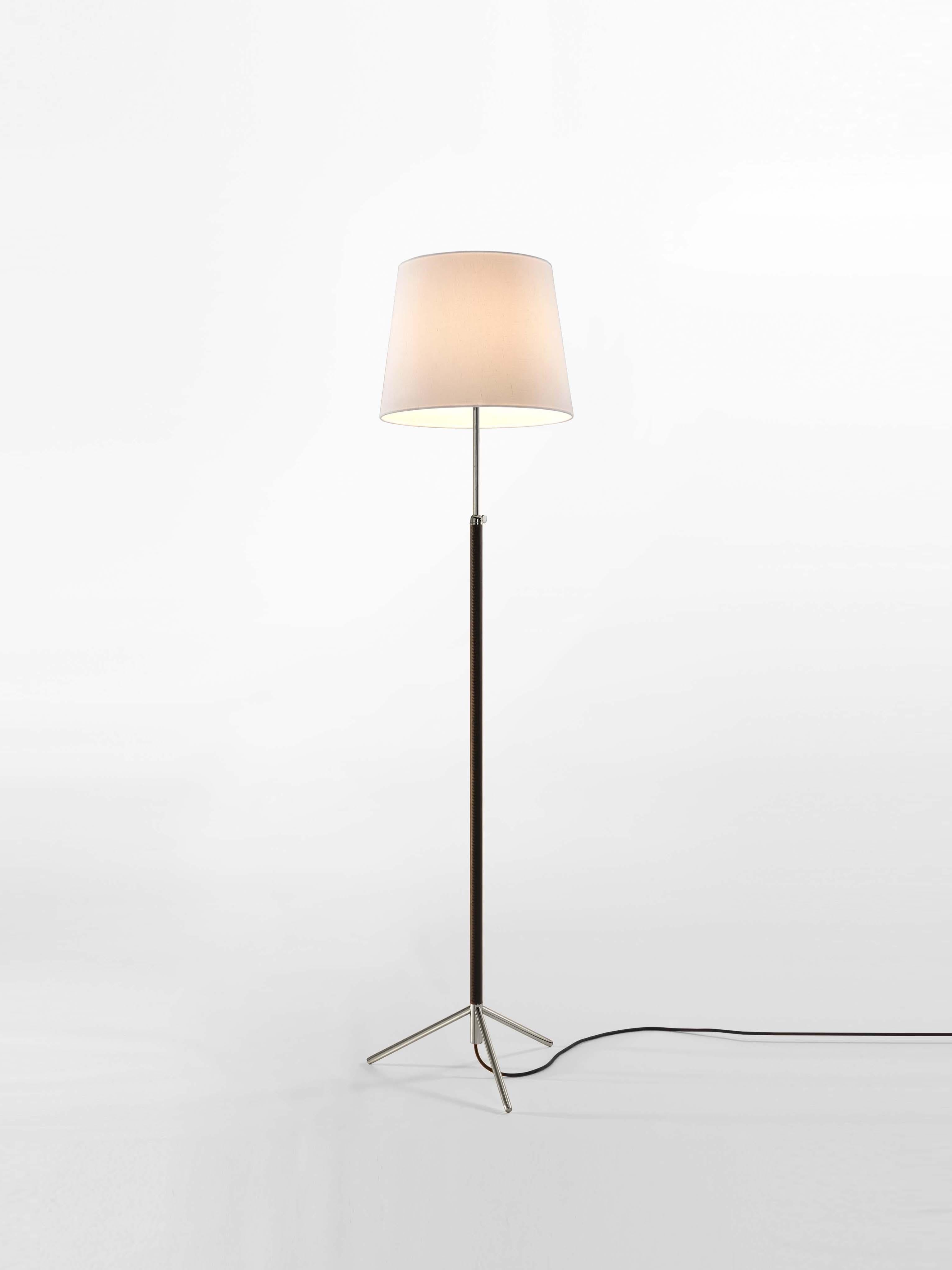 White and chrome Pie de Salón G3 floor lamp by Jaume Sans
Dimensions: D 40 x H 120-160 cm
Materials: Metal, leather, linen.
Available in chrome-plated or polished brass structure.
Available in other shade colors and sizes.

This slender