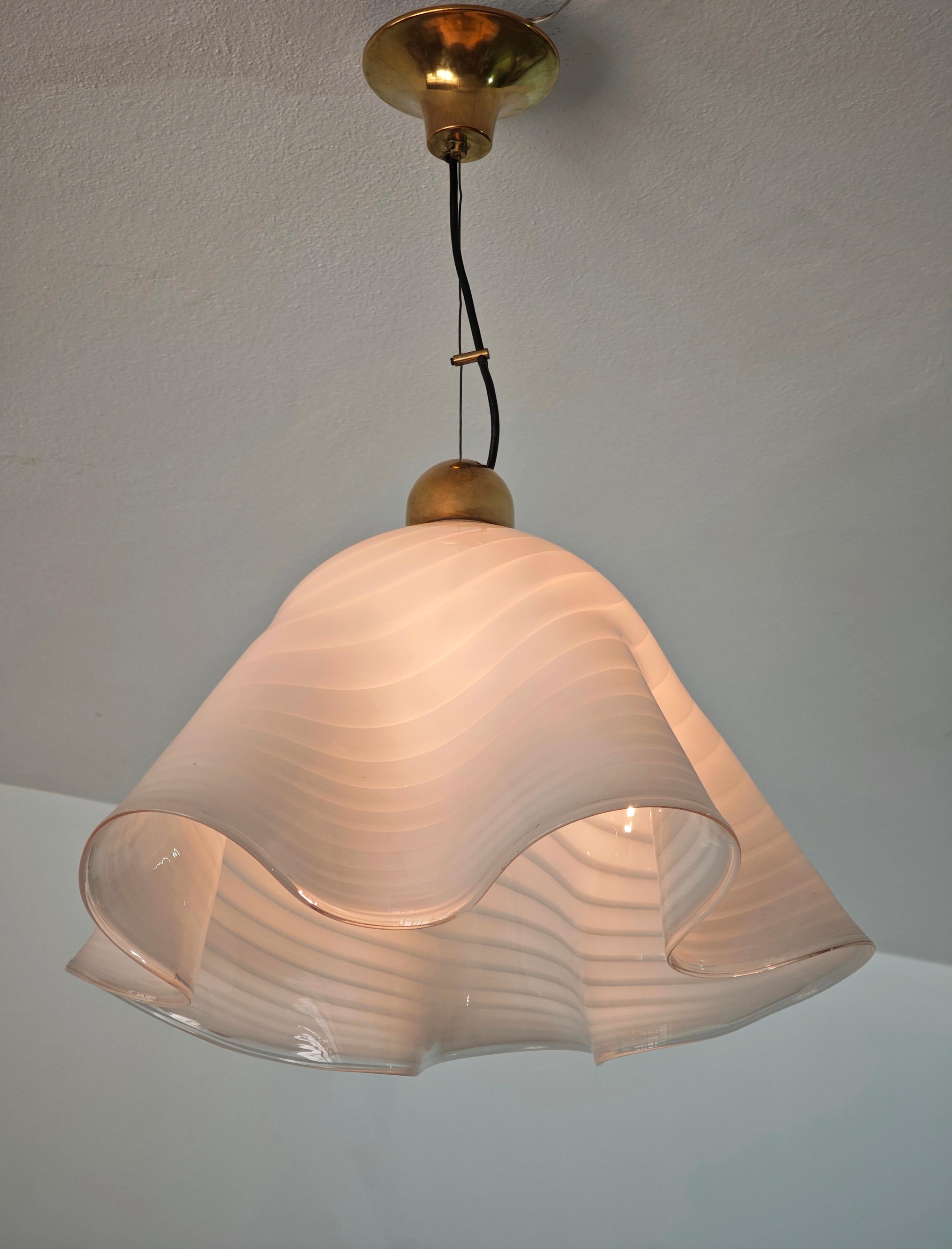 Lámpara Colgante de Cristal Blanco y Transparente Fazzoletto Italia Años 60/70 Moderna de Mitad de Siglo Italiano en venta