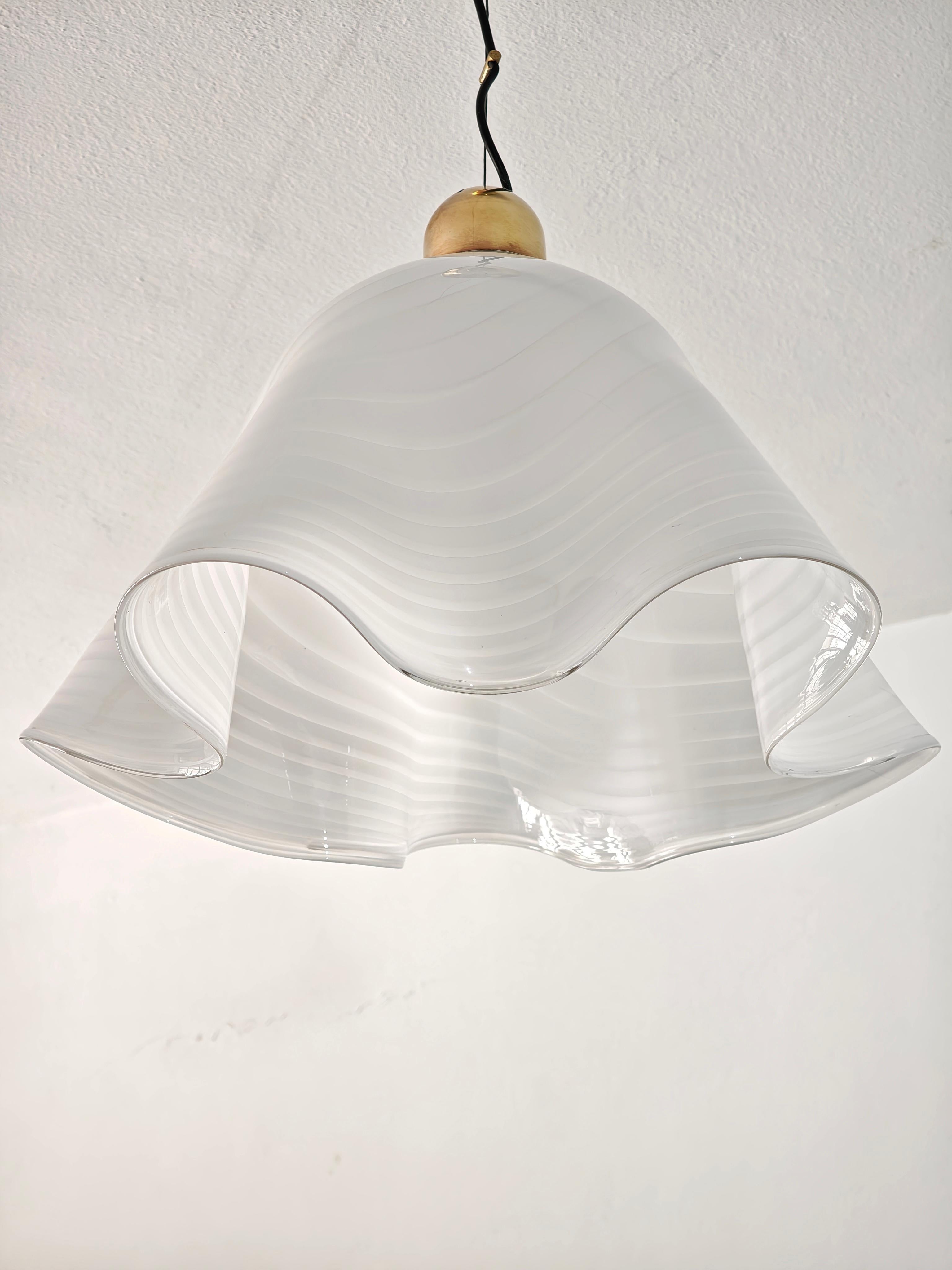 Lámpara Colgante de Cristal Blanco y Transparente Fazzoletto Italia Años 60/70 Moderna de Mitad de Siglo siglo XX en venta