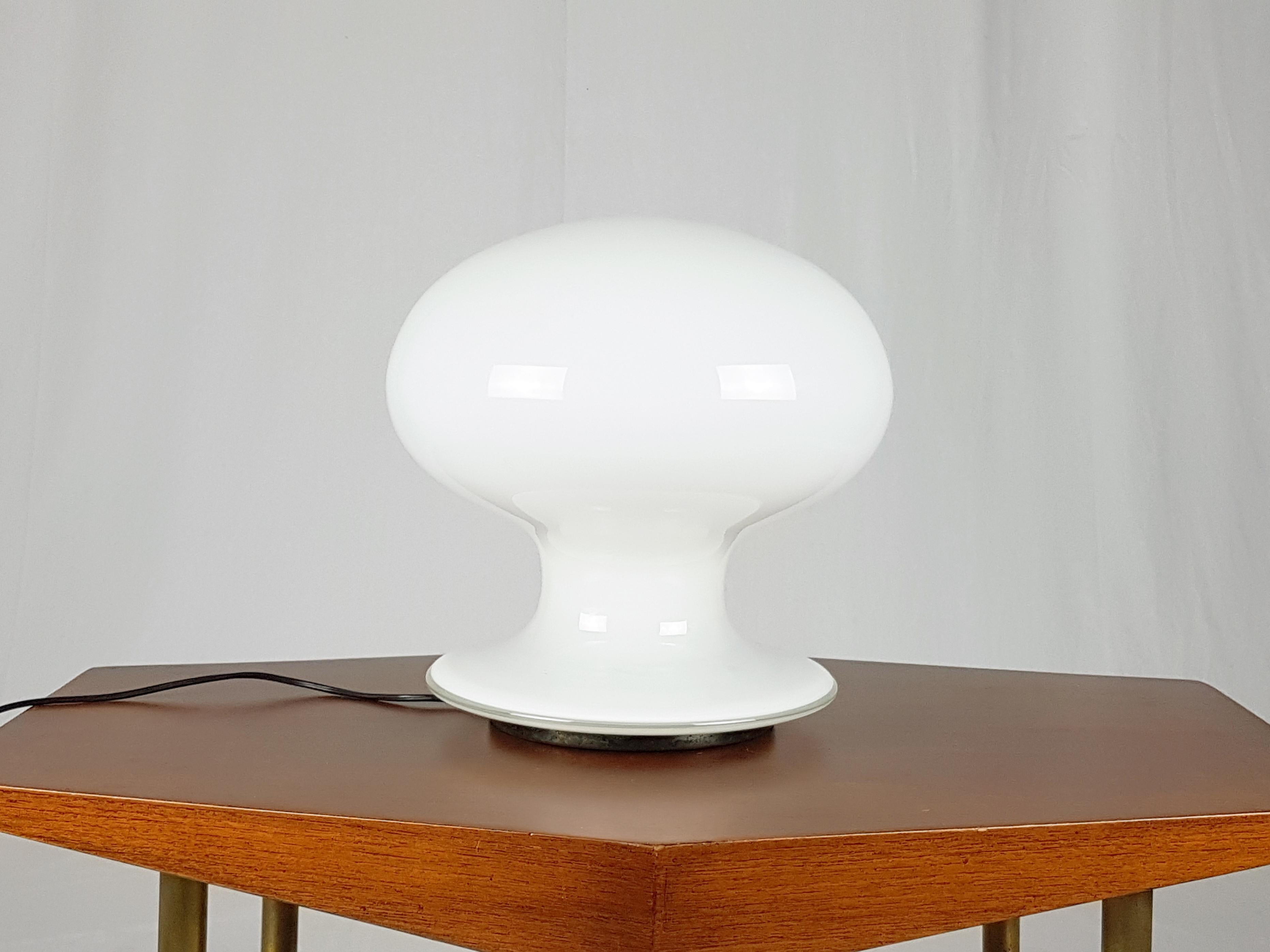 White and Clear Murano Glass Mushroom 1960s Table Lamp by Vistosi In Good Condition For Sale In Varese, Lombardia