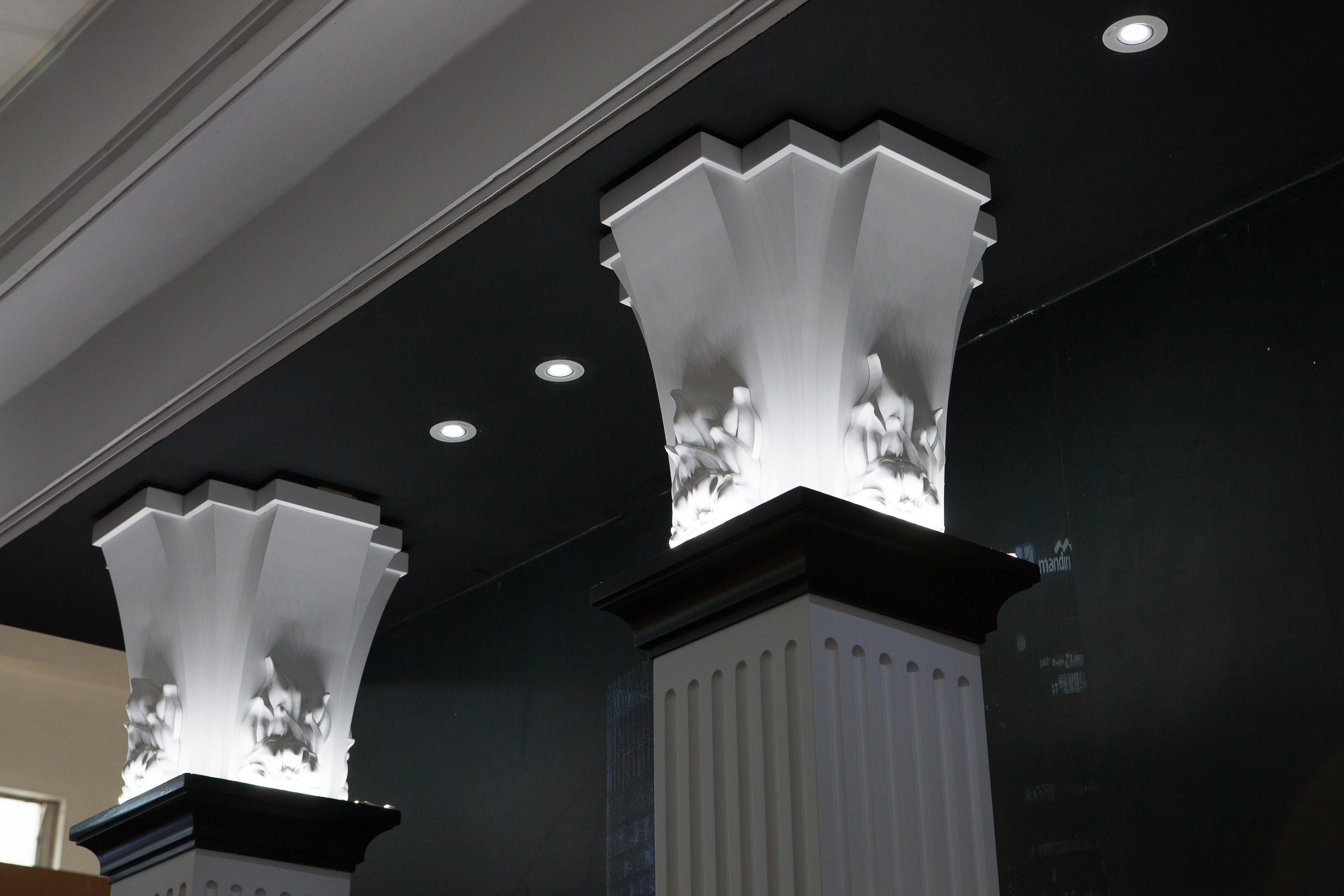 Hong Kong White and Ebony Solid Wood Decoration Column for Interior Design For Sale