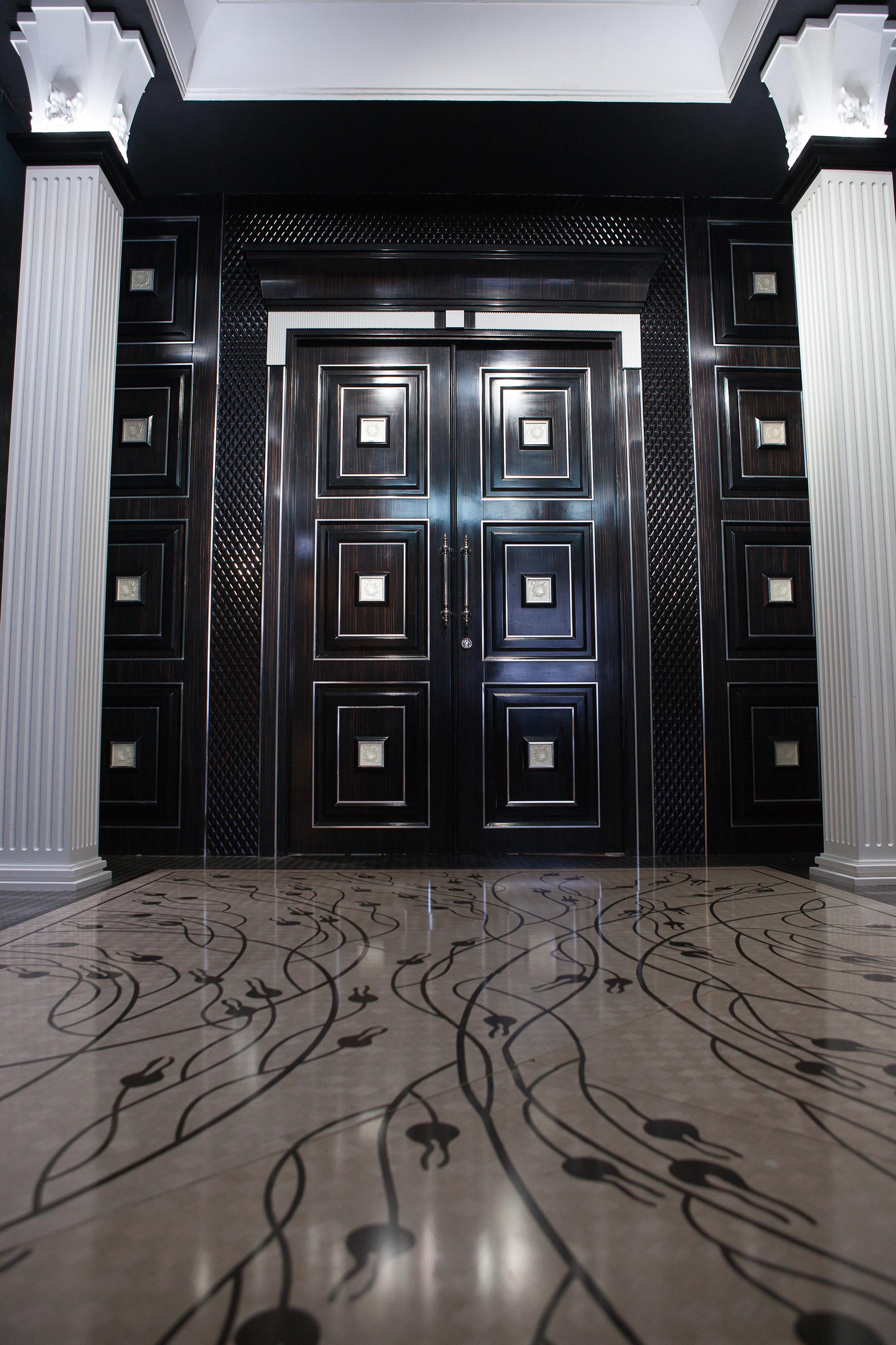 White and Ebony Solid Wood Decoration Column for Interior Design For Sale 1