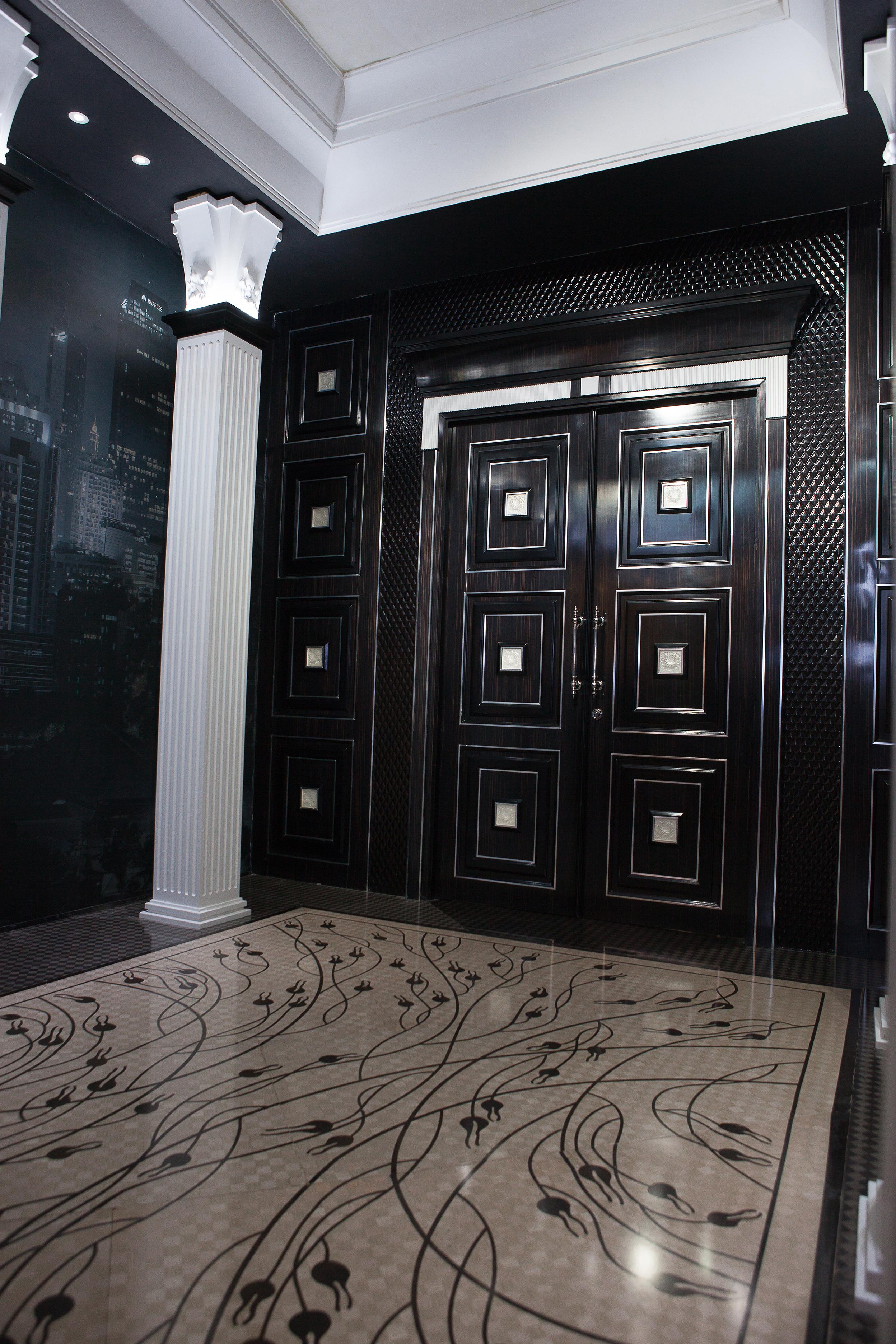 White and Ebony Solid Wood Decoration Column for Interior Design For Sale 2
