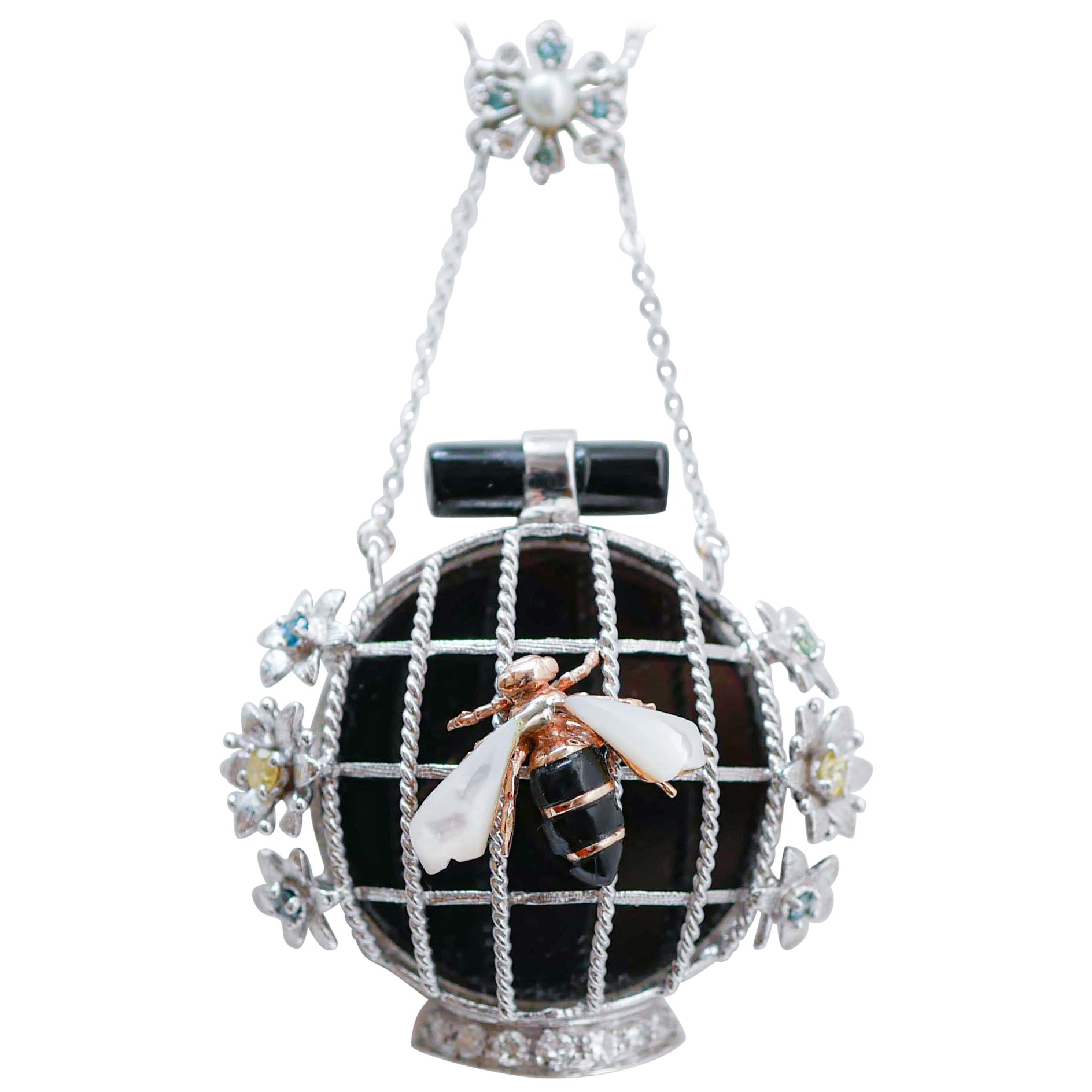 Diamantes Blancos y de Fantasía, Ónix, Piedras Blancas, 14 Kt  Collar colgante de oro. en venta