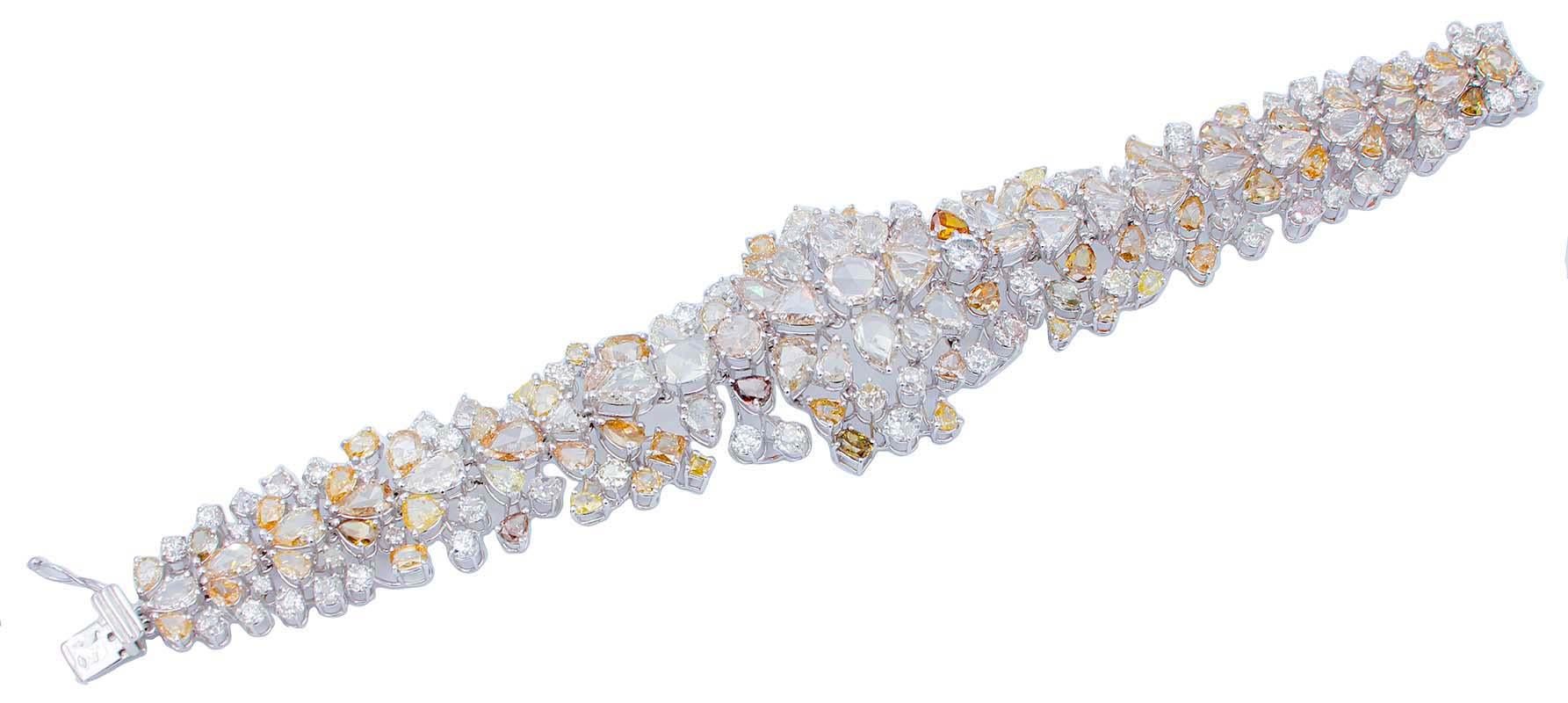 Wunderschönes Retrò-Armband aus 18 kt Weißgold, besetzt mit Weiß- und Fancy-Diamanten.
Dieses Armband wurde vollständig von italienischen Goldschmiedemeistern handgefertigt und befindet sich in perfektem Zustand.
Diamanten 60.00 ct
Gesamtgewicht