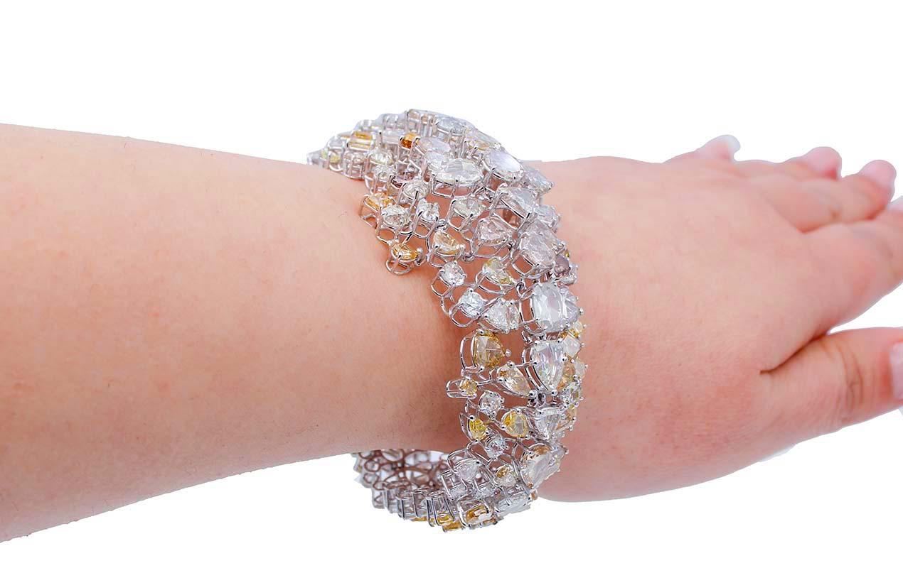 Weiß- und Fancy-Diamanten, Retrò-Armband aus 18 Karat Weißgold im Zustand „Gut“ in Marcianise, Marcianise (CE)